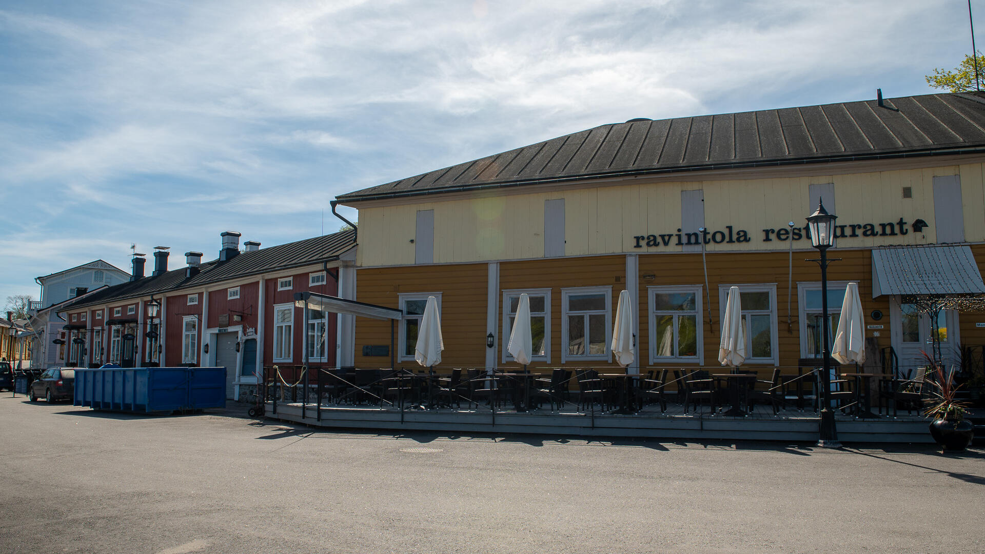 Naantalin rannassa kelta-oranssi Tavastin Killan ravintola, vieressä punainen Valborg-ravintola.