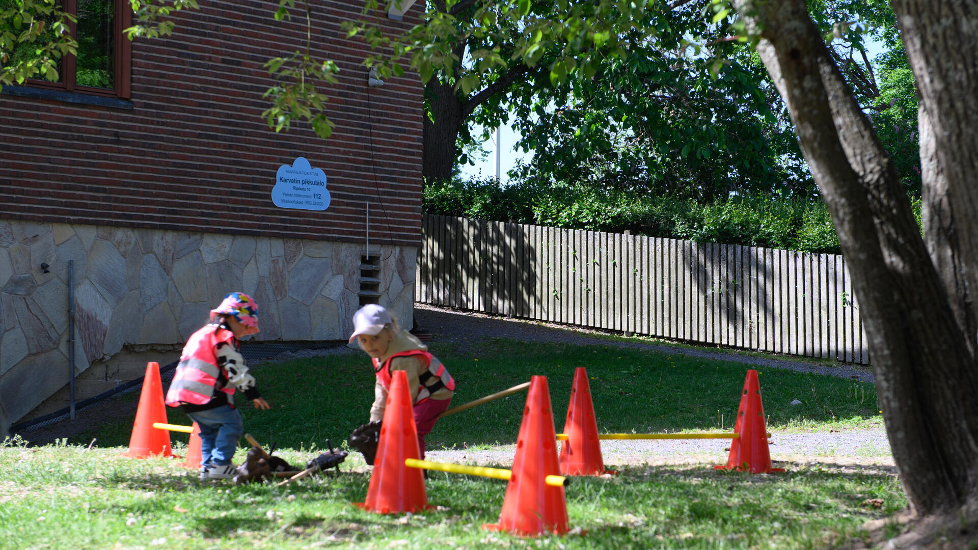 Lapsia leikkimässä Väentuvan avoimen päiväkodin ja Karvetin Pikkutalon pihalla.