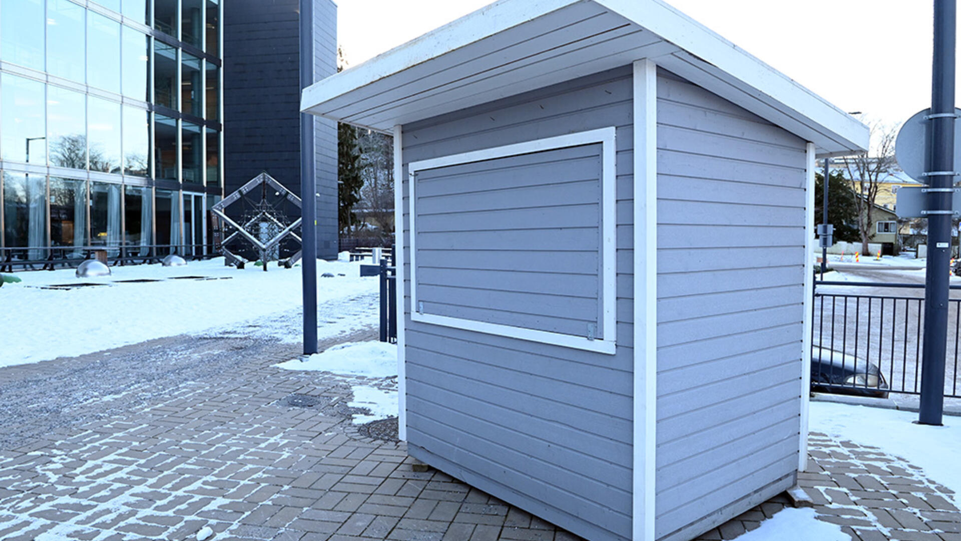 Myyntikoju kaupungintalon edustalla.