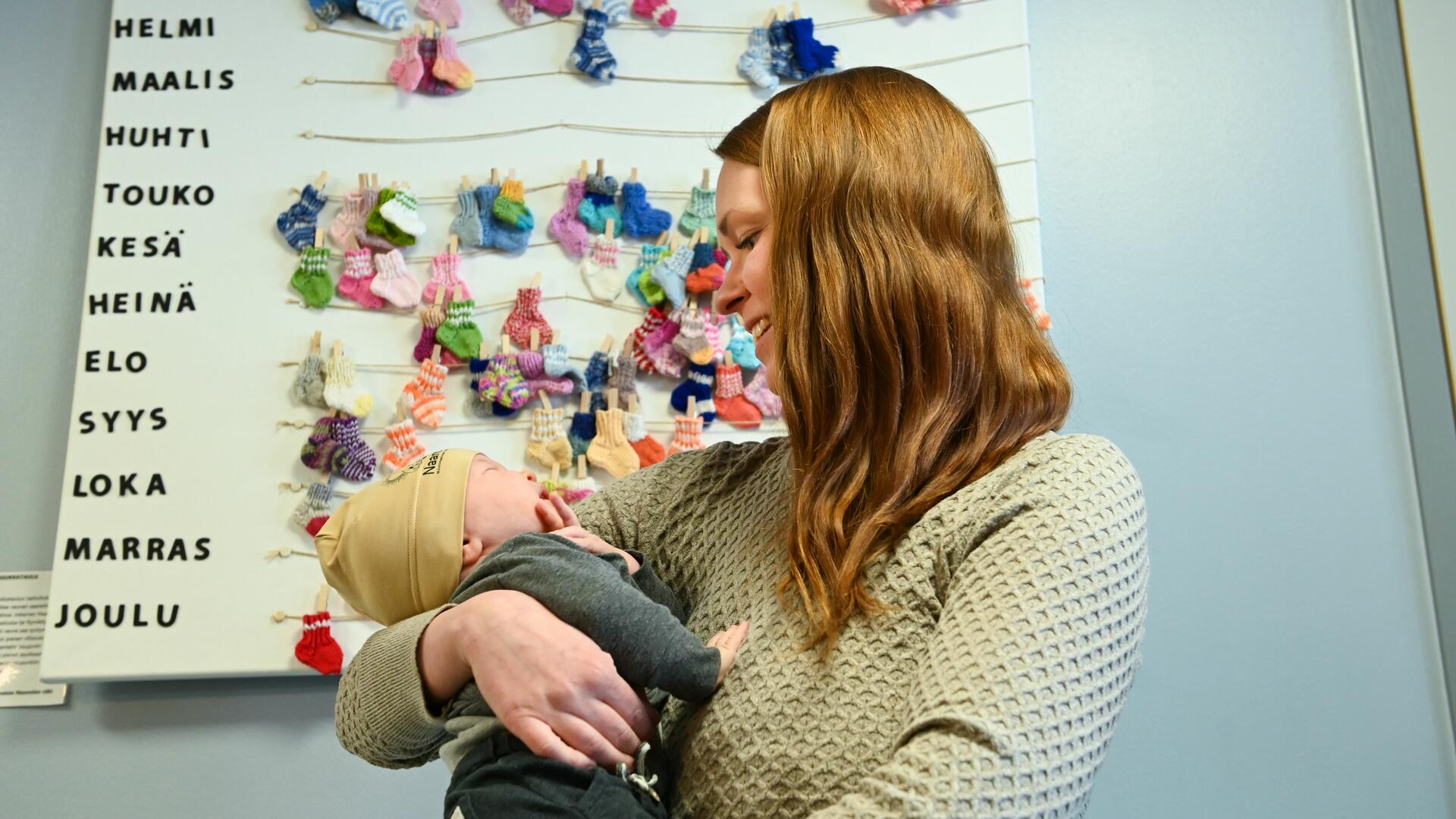 Vuoden 2026 ensimmäinen naantalilaisvauva ja hänen äitinsä Pauliina Luukkala.