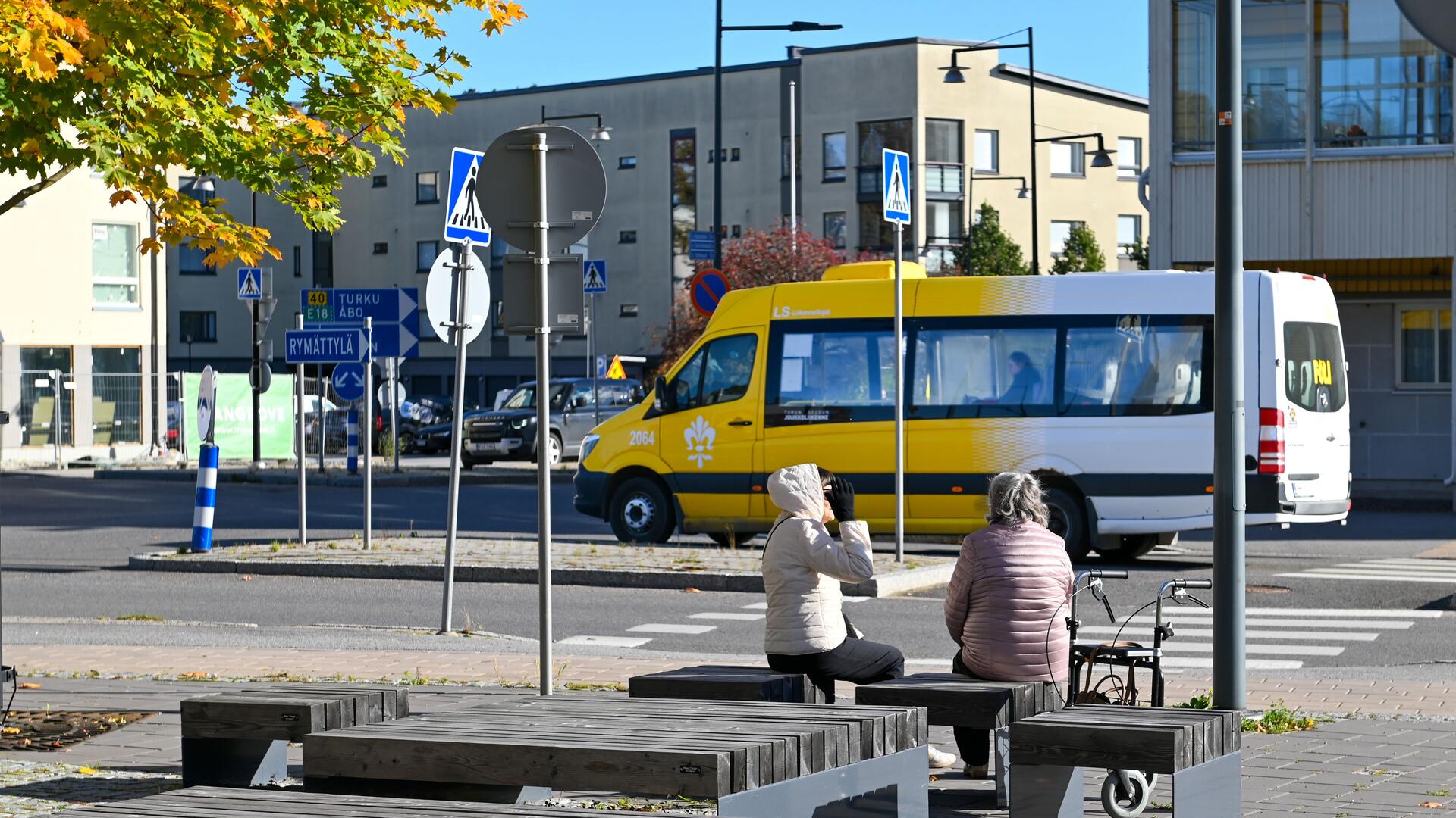 Pieni Föli-bussi Naantalin keskustan liikenteessä. 