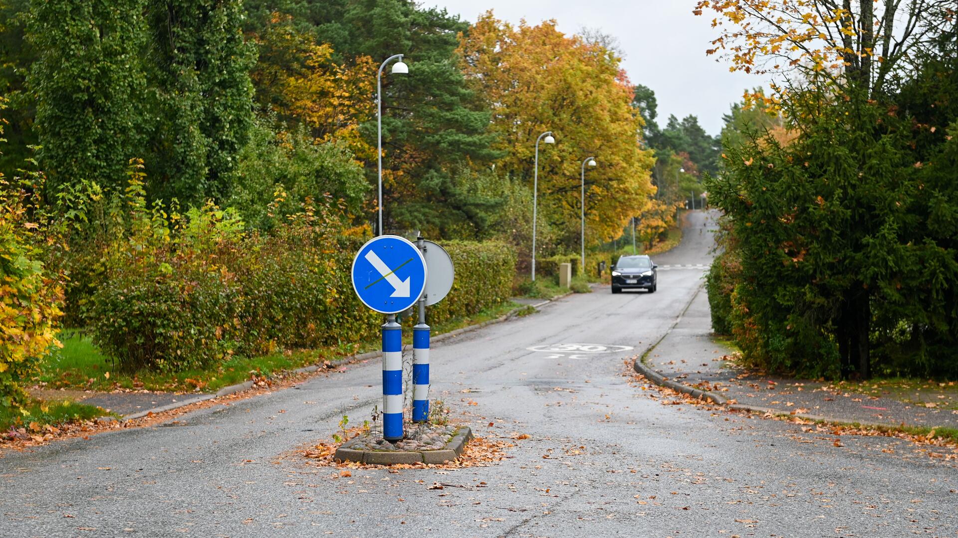 Vadstenankatu Naantalissa Kylentieltä kuvattuna. Tumma auto ajaa tiellä.