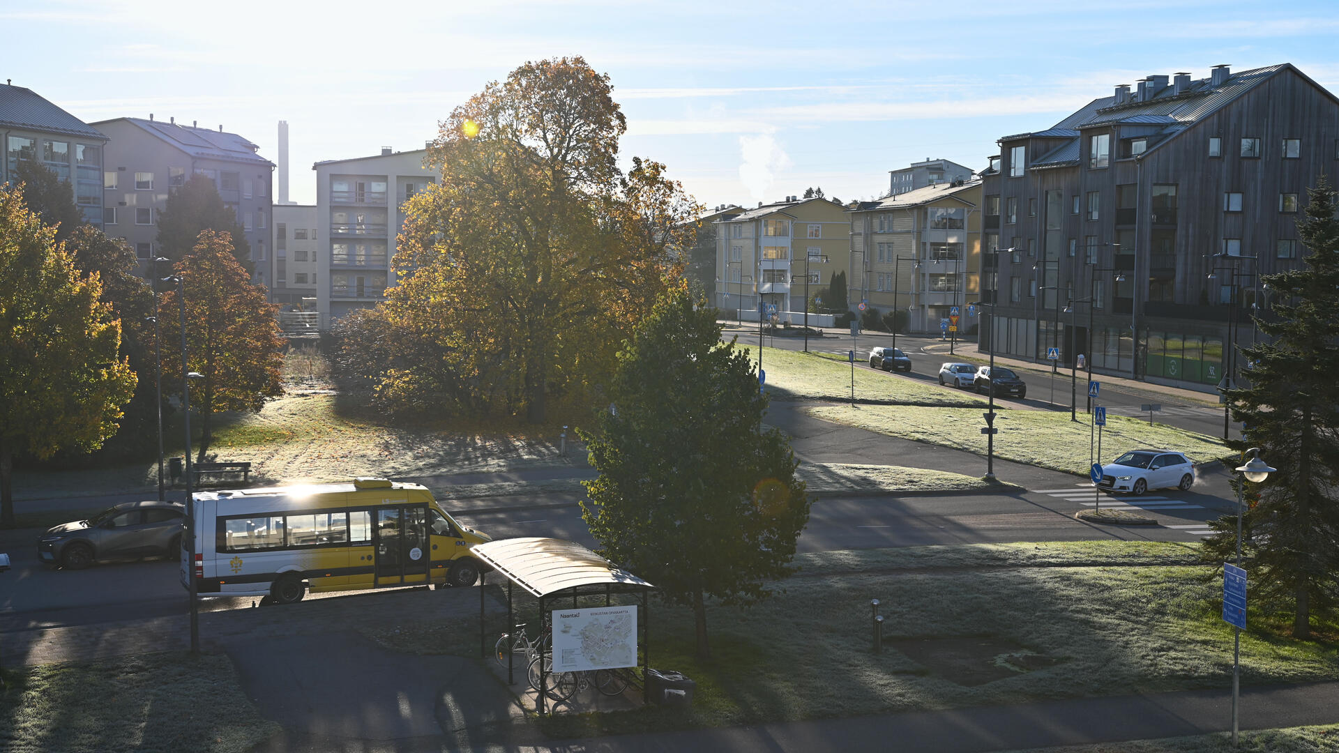 Aurinkotien ja Tuulensuunkadun risteys Naantalissa. 