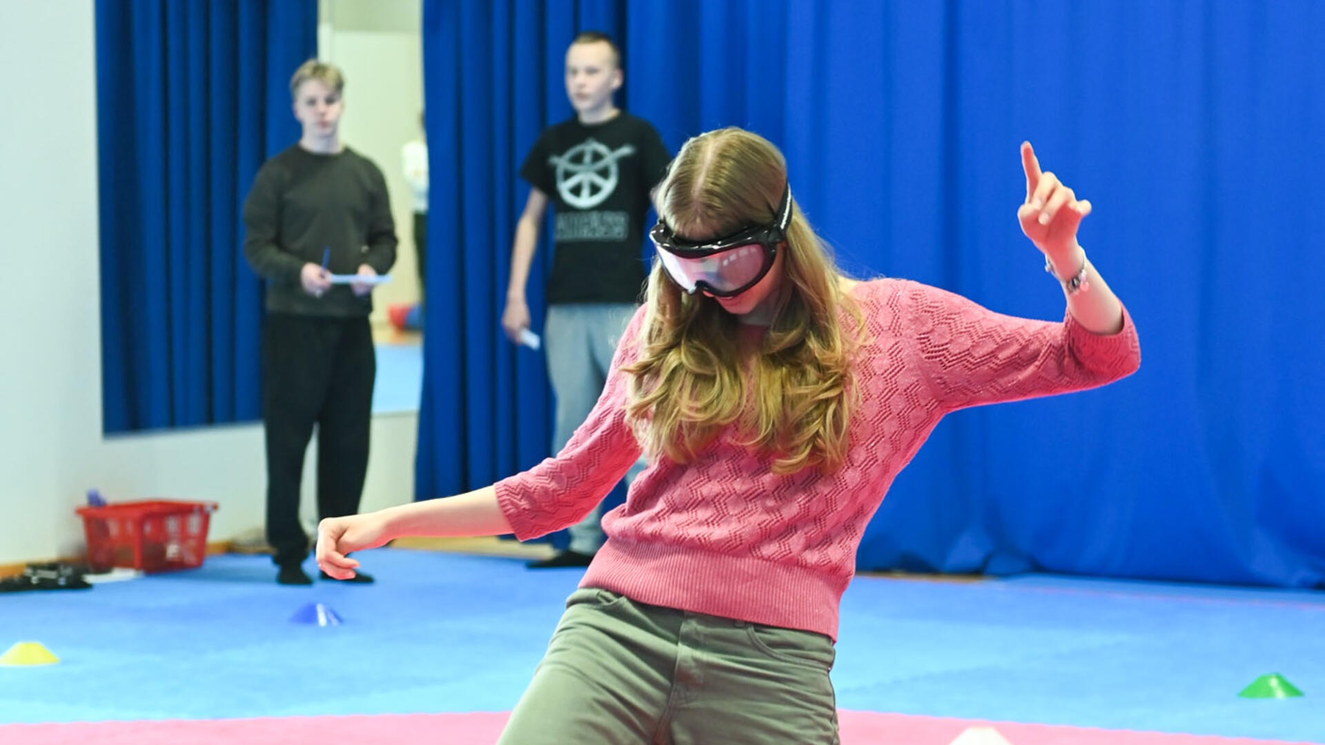 Nuori testaamassa kännilaseja esteradalla.