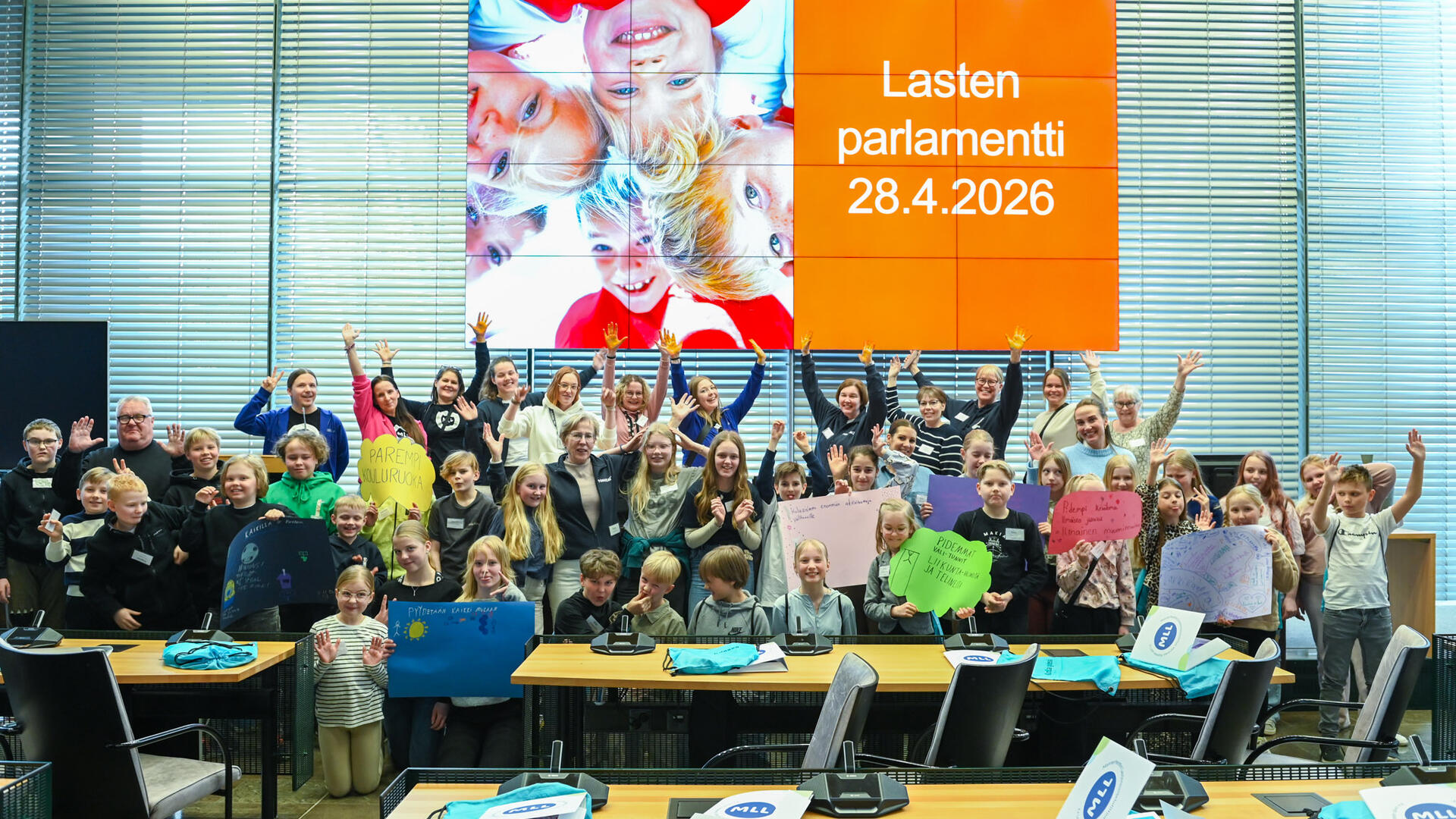 Lasten parlamenttiin osallistui alakoululaisia kaikista Naantalin alakouluista. Kuvassa lapset ja aikuiset valtuustosalissa.