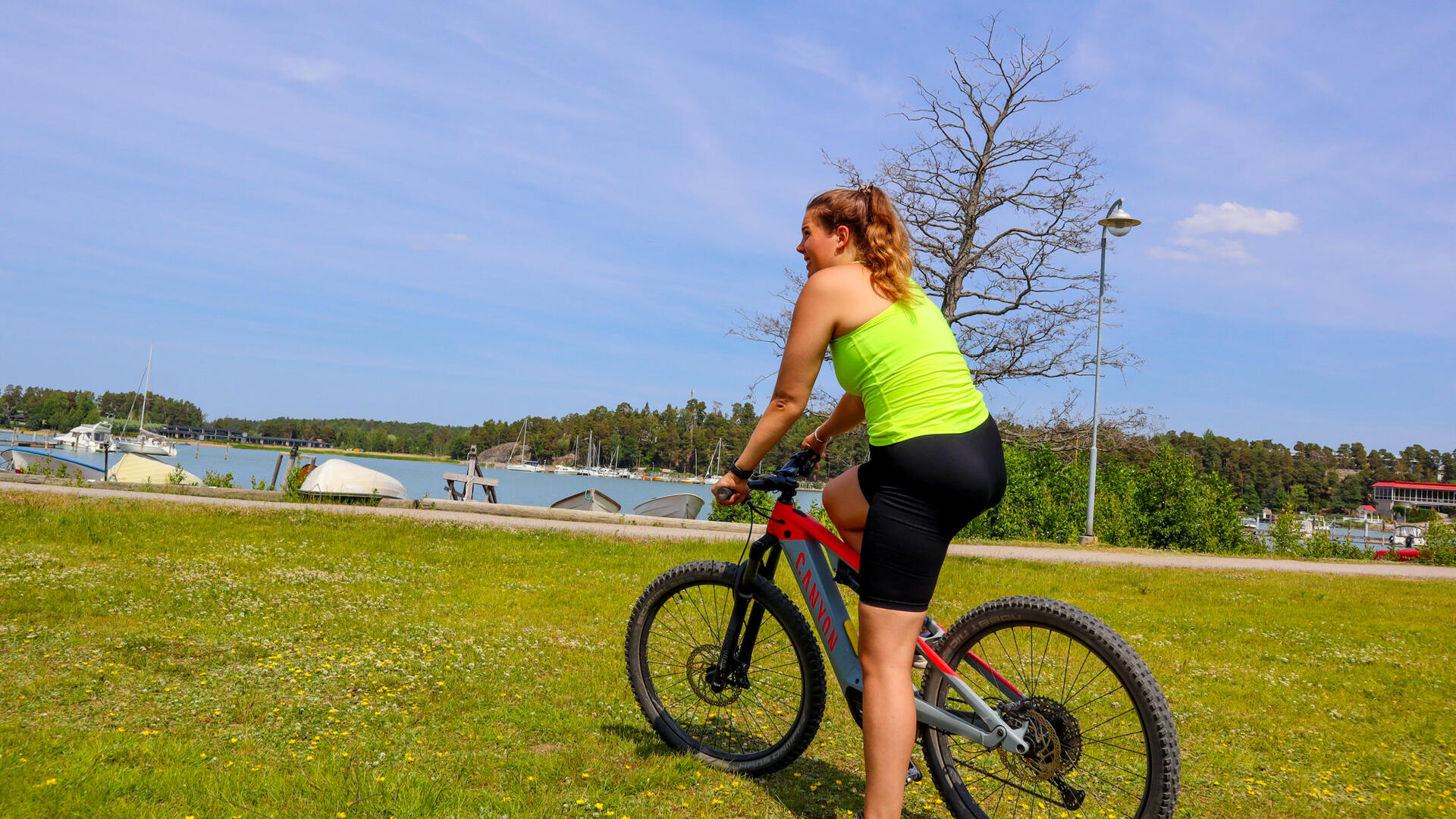 Tyttö istuu pyörän satulassa.