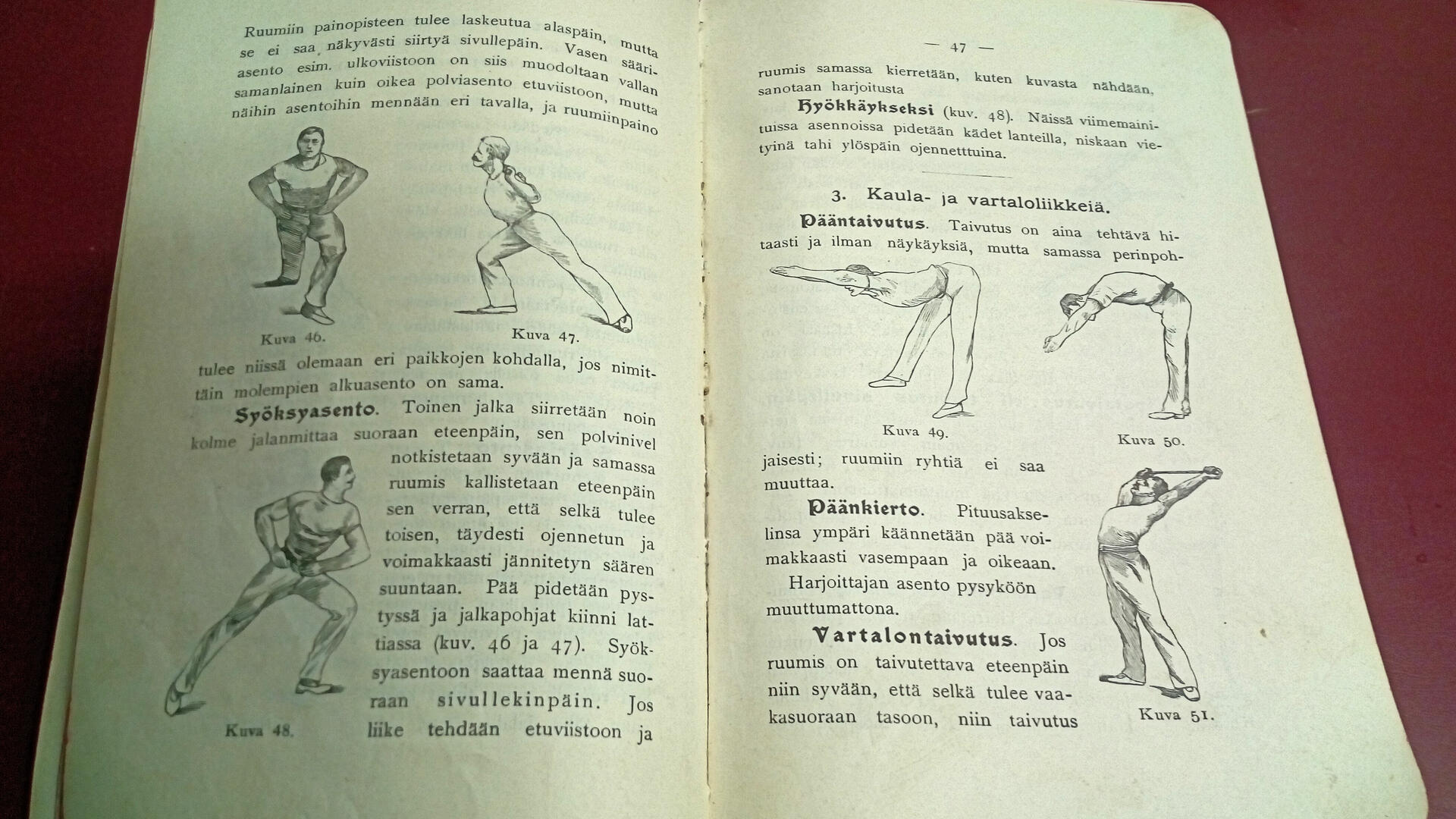 valkoinen kirja avattuna pöydällä