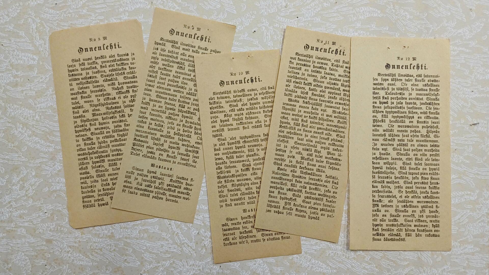 viisi paperilappusta, joissa tekstiä