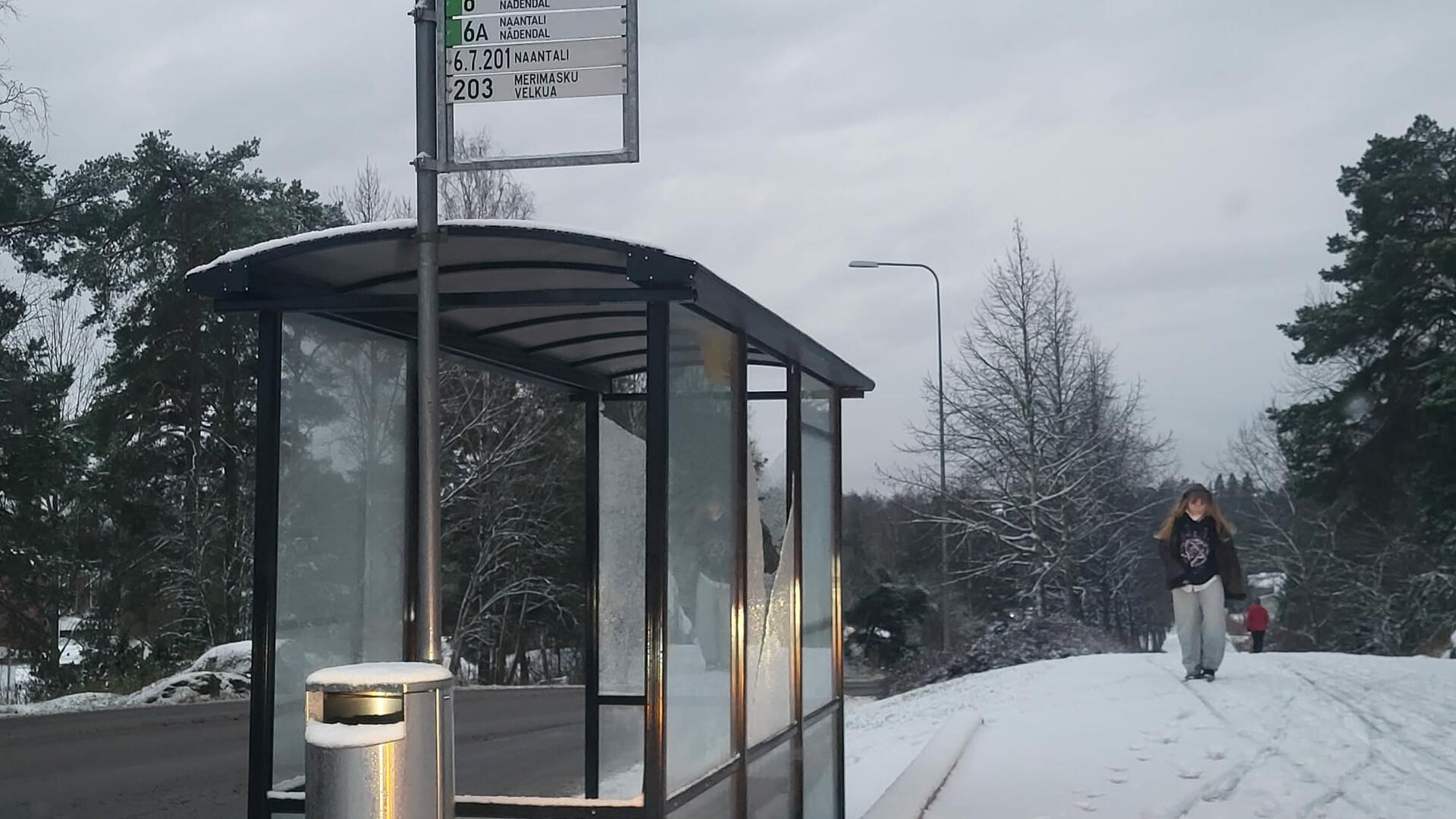Karvetin bussipysäkin pysäkkikatoksen lasit ovat rikki.