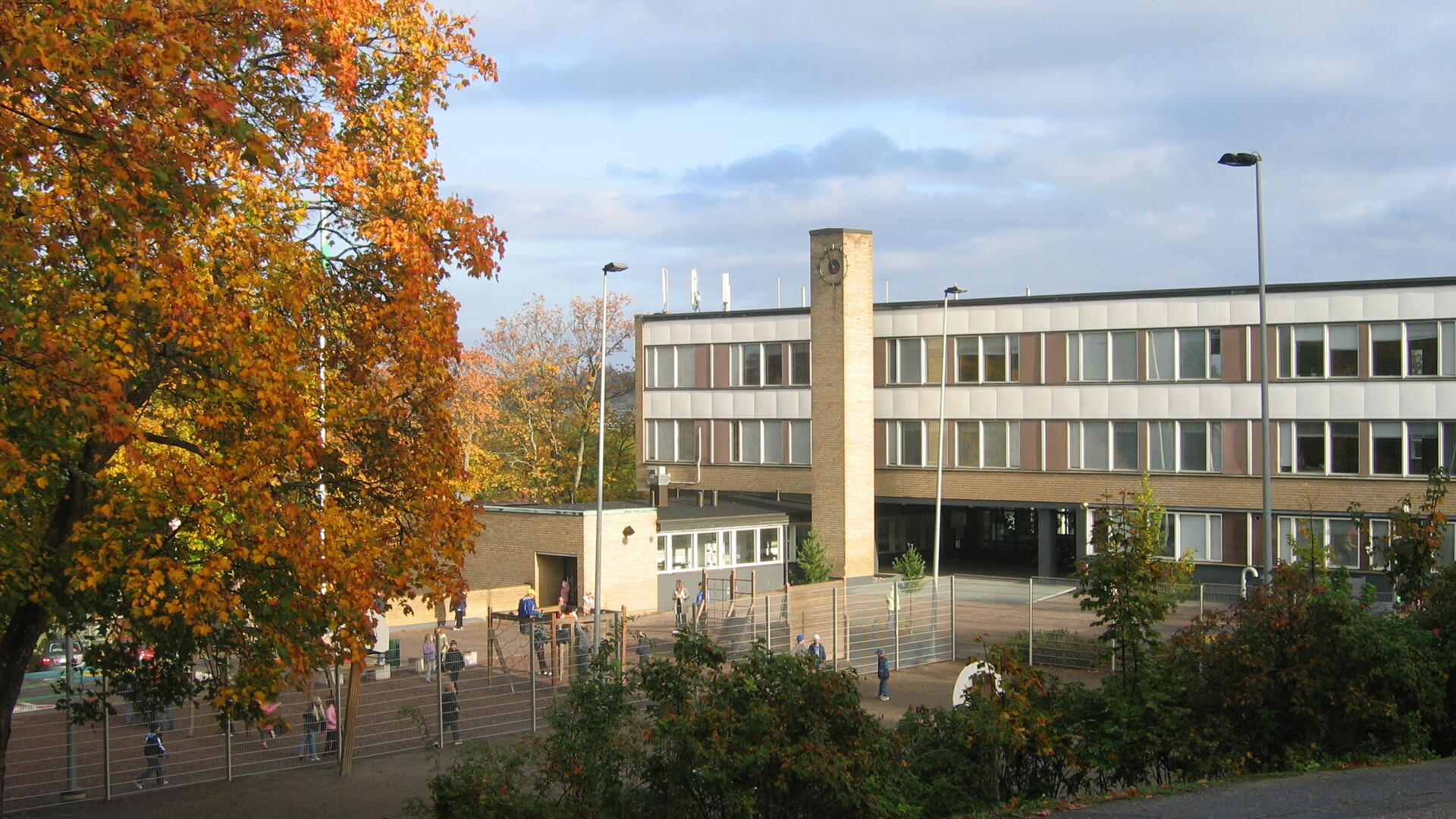 Kuparivuoren koulurakennus ja piha syksyllä