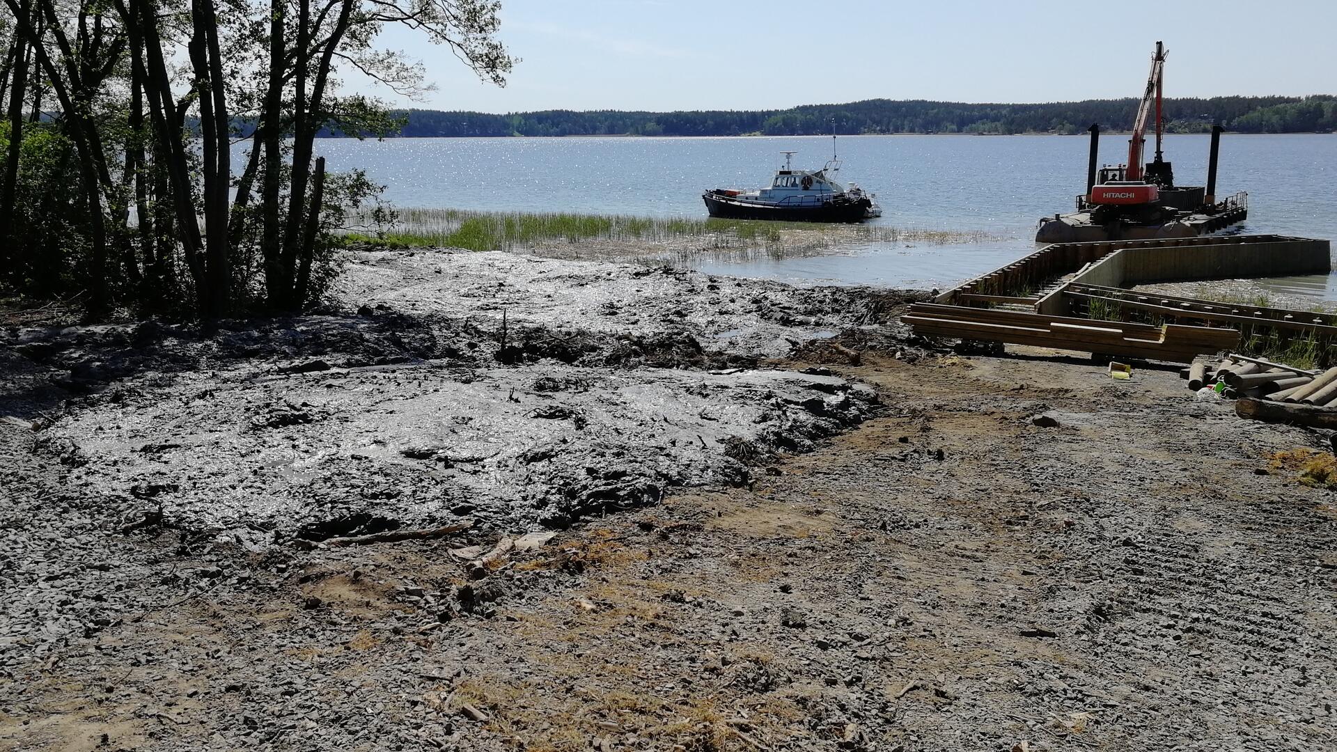 Ruoppaus käynnissä rannalla