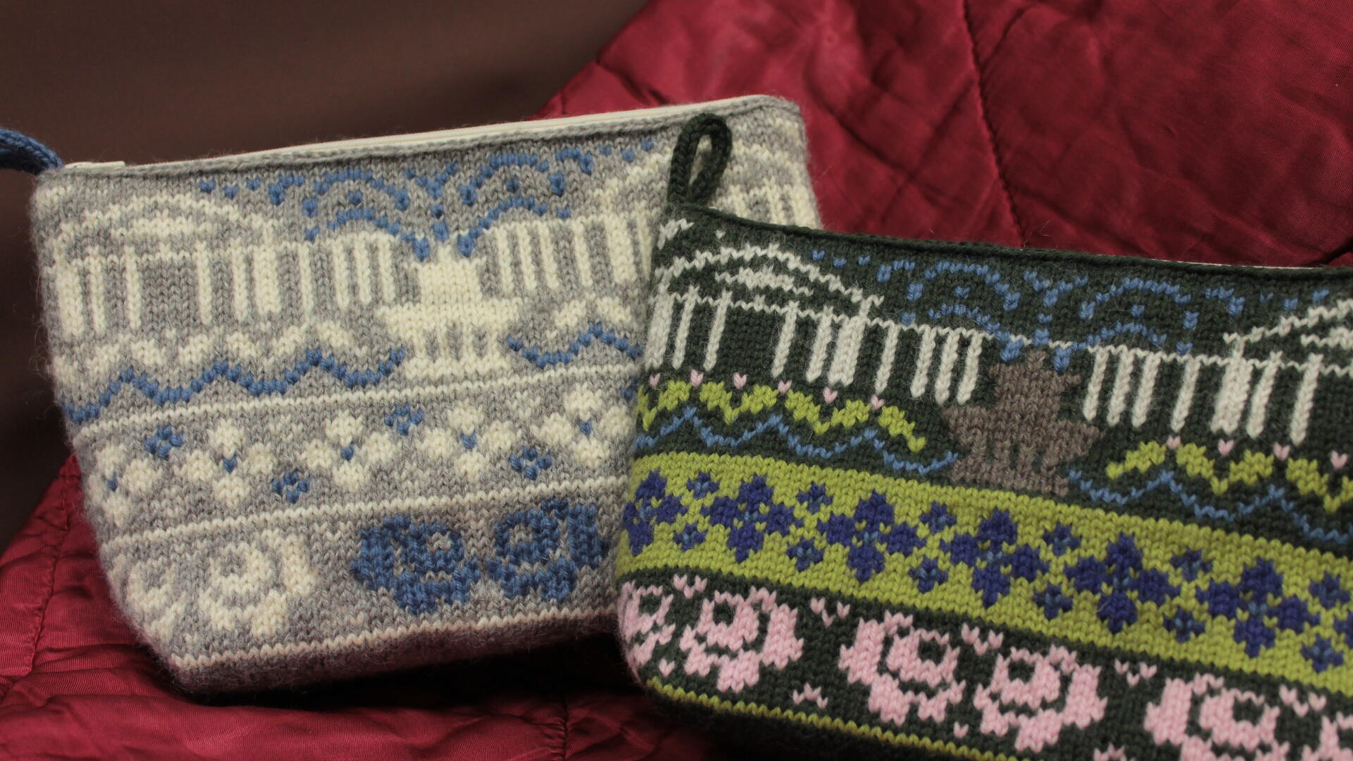 Neulottu Kultaranta-aiheinen Kukkatarha-pussukka sinisen ja vihreän väreissä.