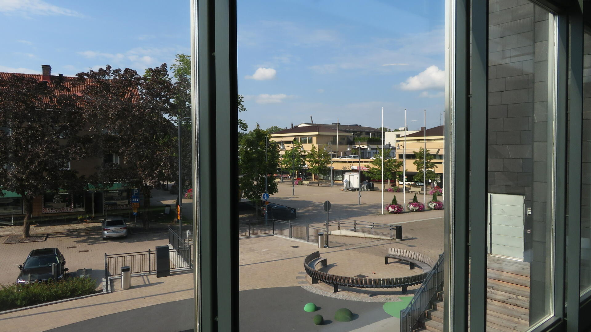 Kuva Naantalin kaupungintalolta torille päin.