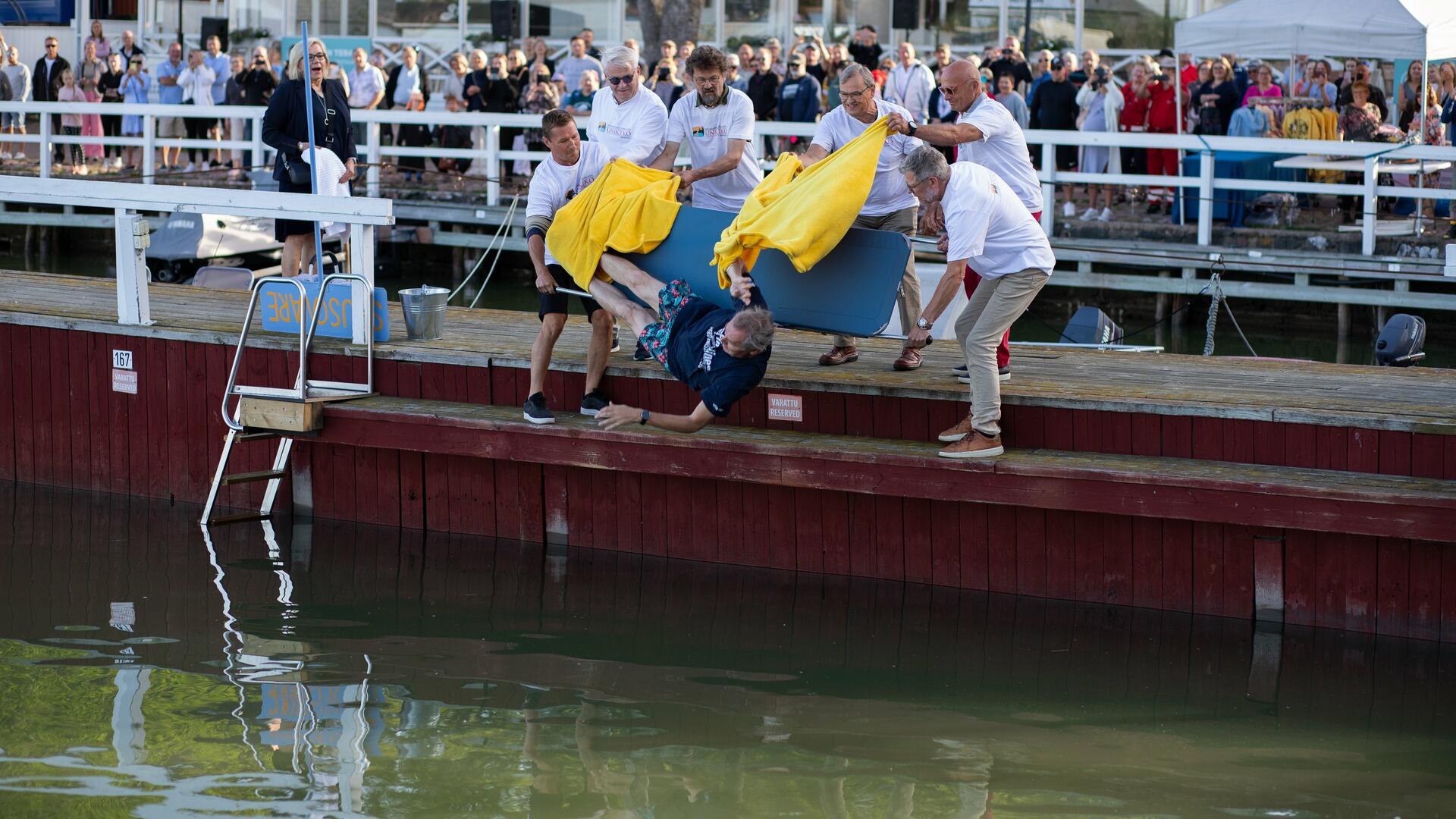 Virallinen Unikekoa 2023 ollaan heittämässä meren Naantalin vierasvenesataman laiturilta.