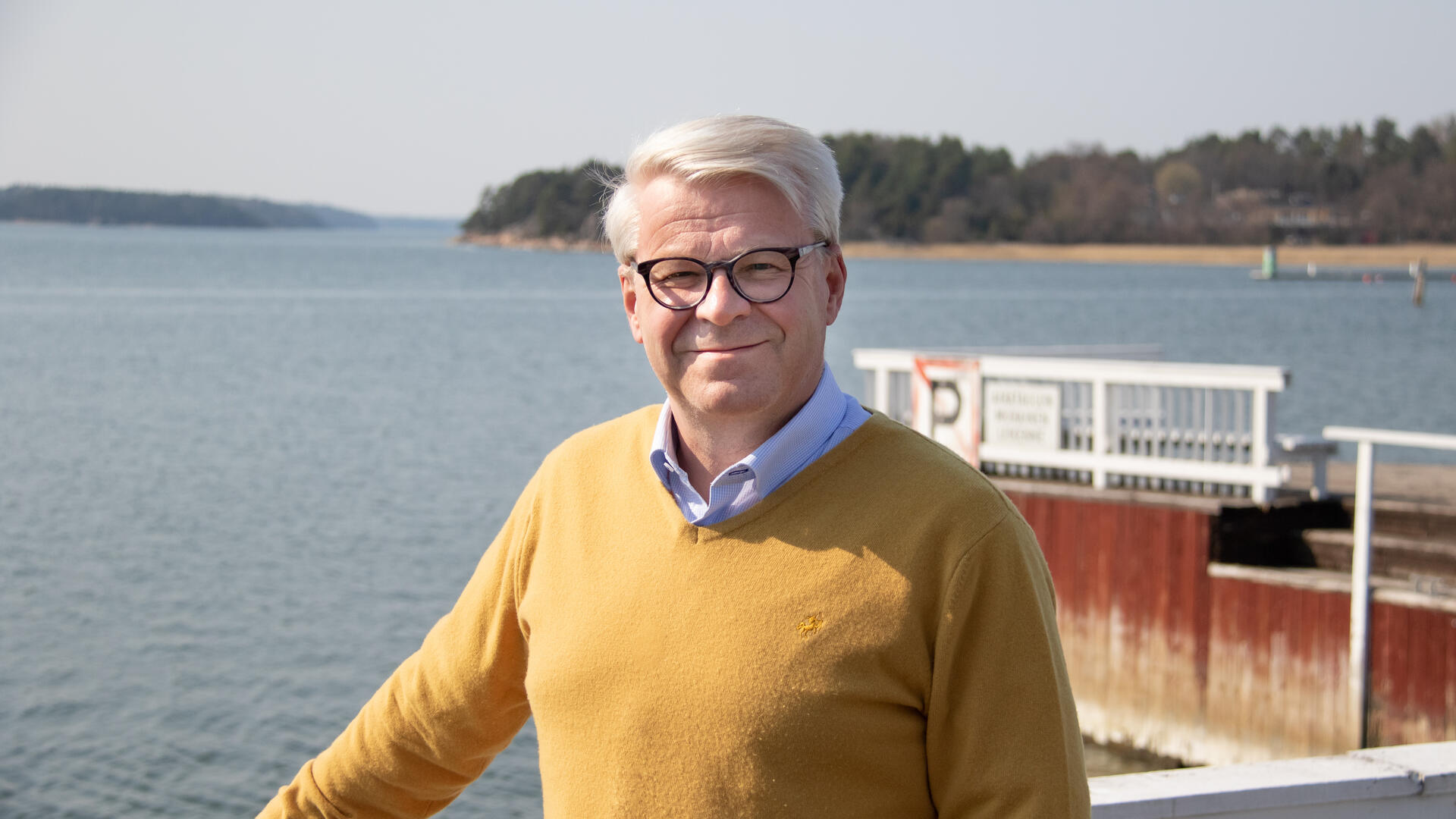 Kaupunginjohtaja Jouni Mutanen vanhankaupungin rannassa