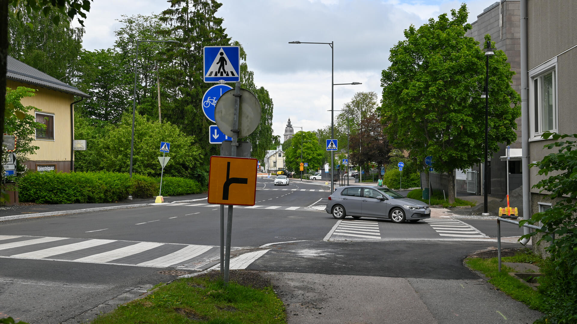 Uolevi Raaden katu kuvattuna rantaan päin. Kuvassa väistämisvelvollisuuden liikennemerkki.