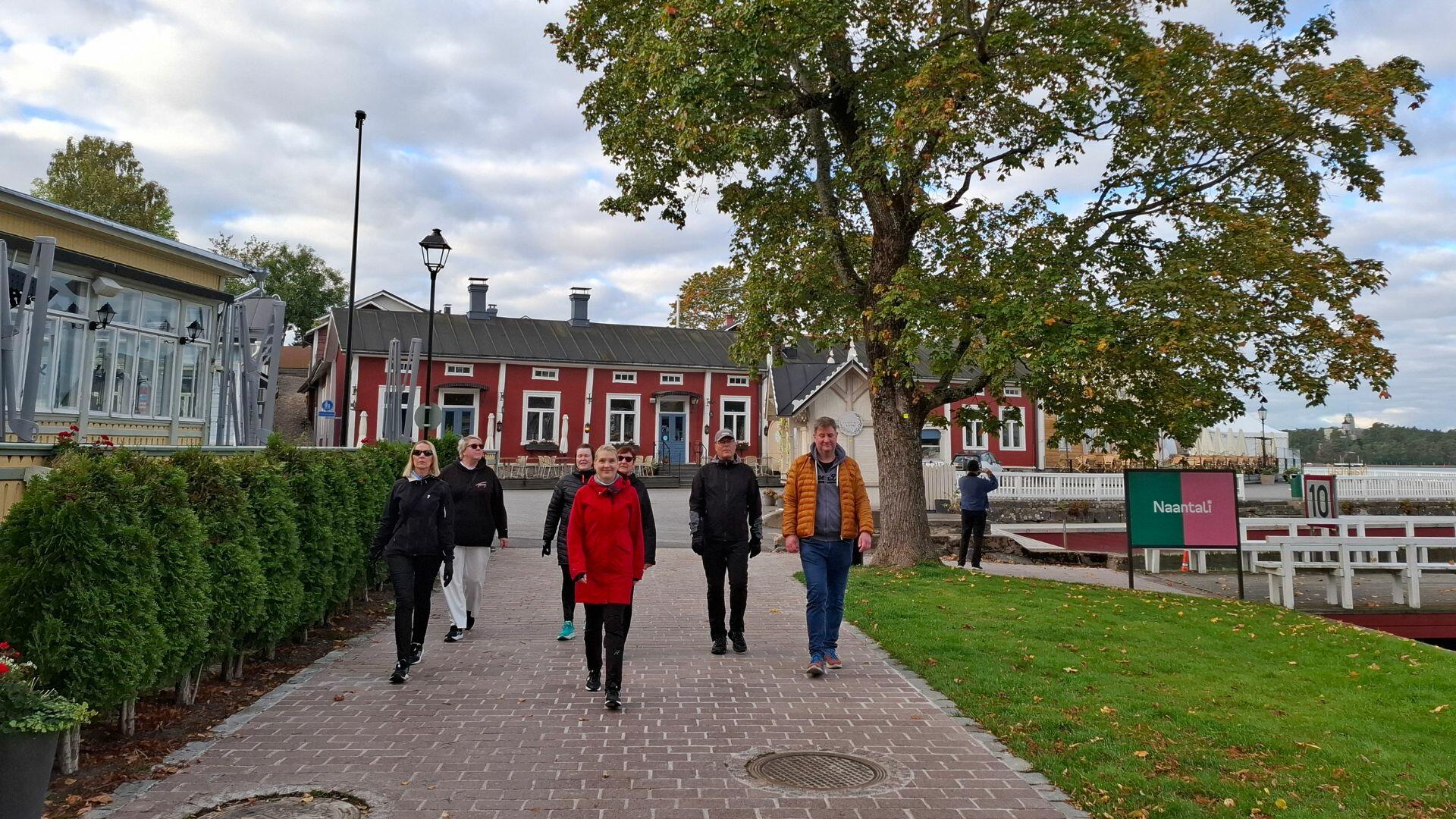 Kaupungin johtoryhmä kävelypalaverissa Naantalin rannassa.