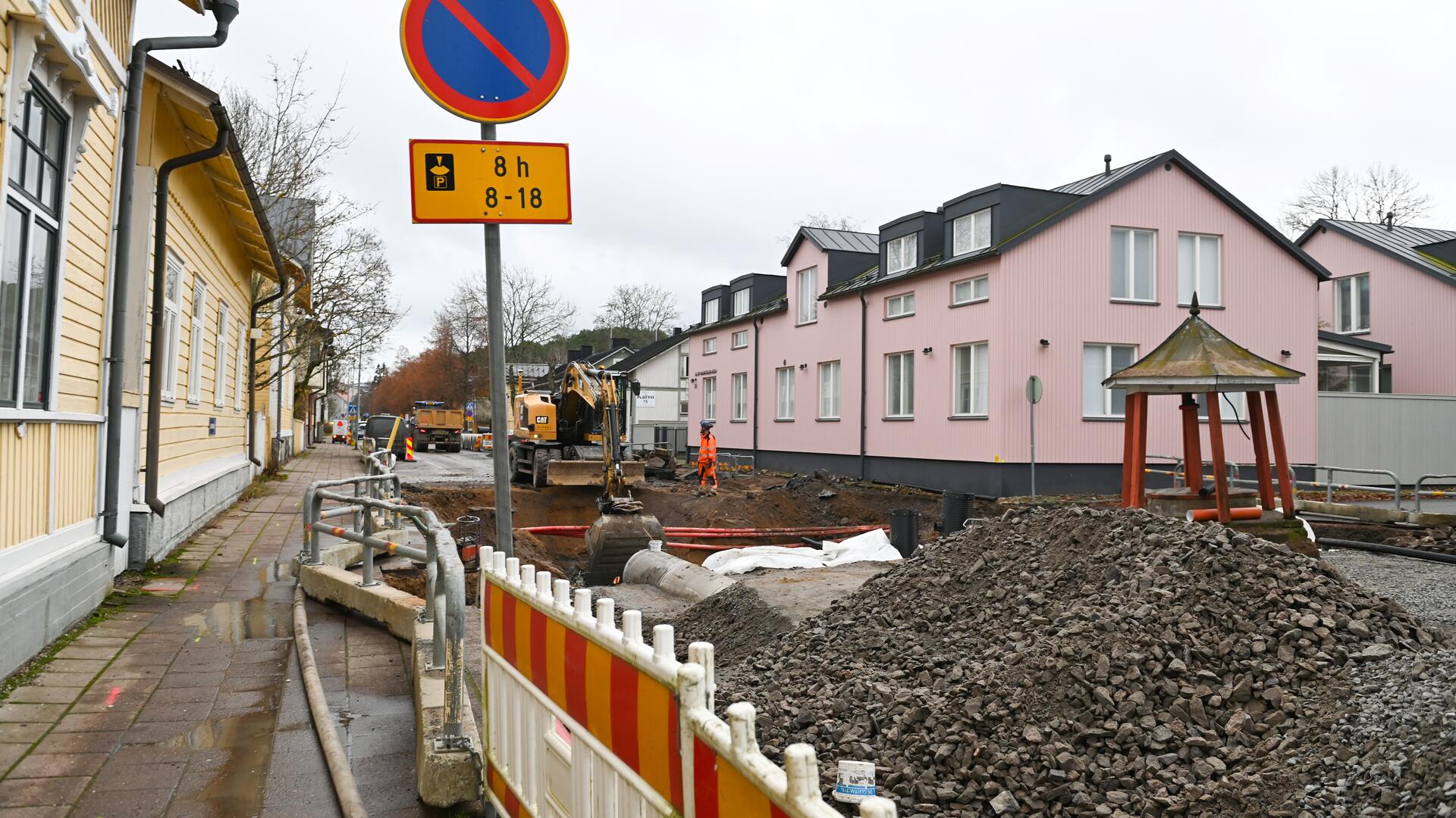Kaivokadun työmaa Naantalissa suojattuna työmaa-aidoin.