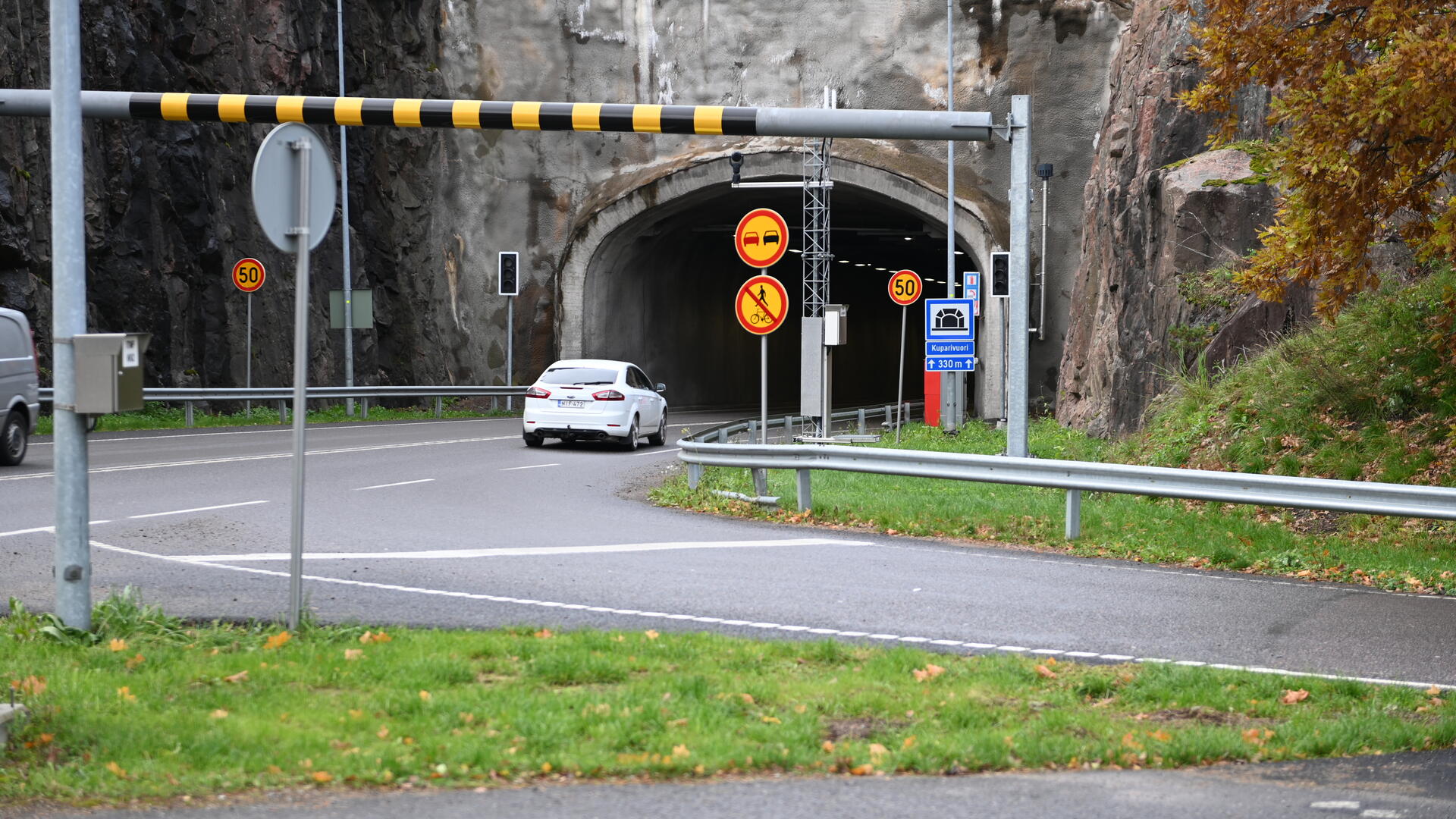 Kuparivuoren tunnelin suu kuvattuna Luonnonmaalle päin.