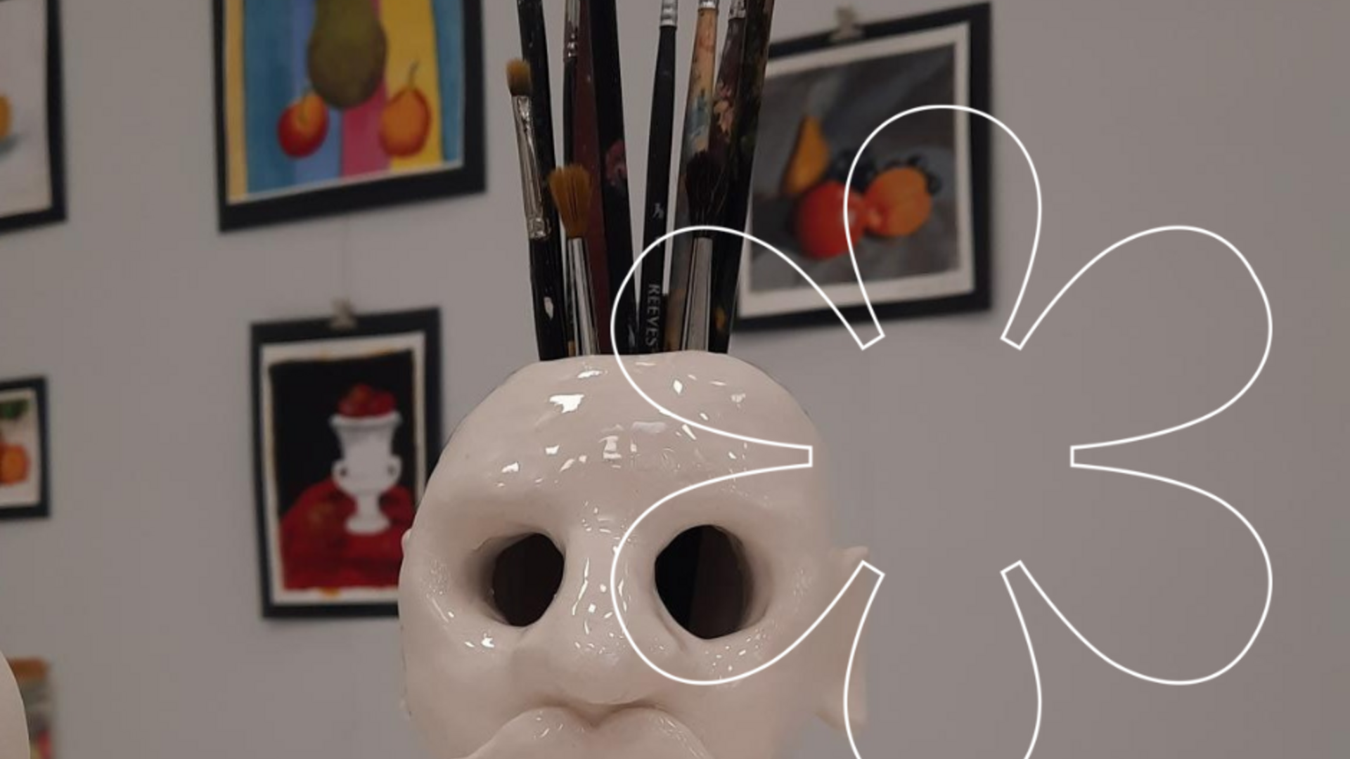 Veistos ja maalauksia kuvataidekoulun näyttelystä