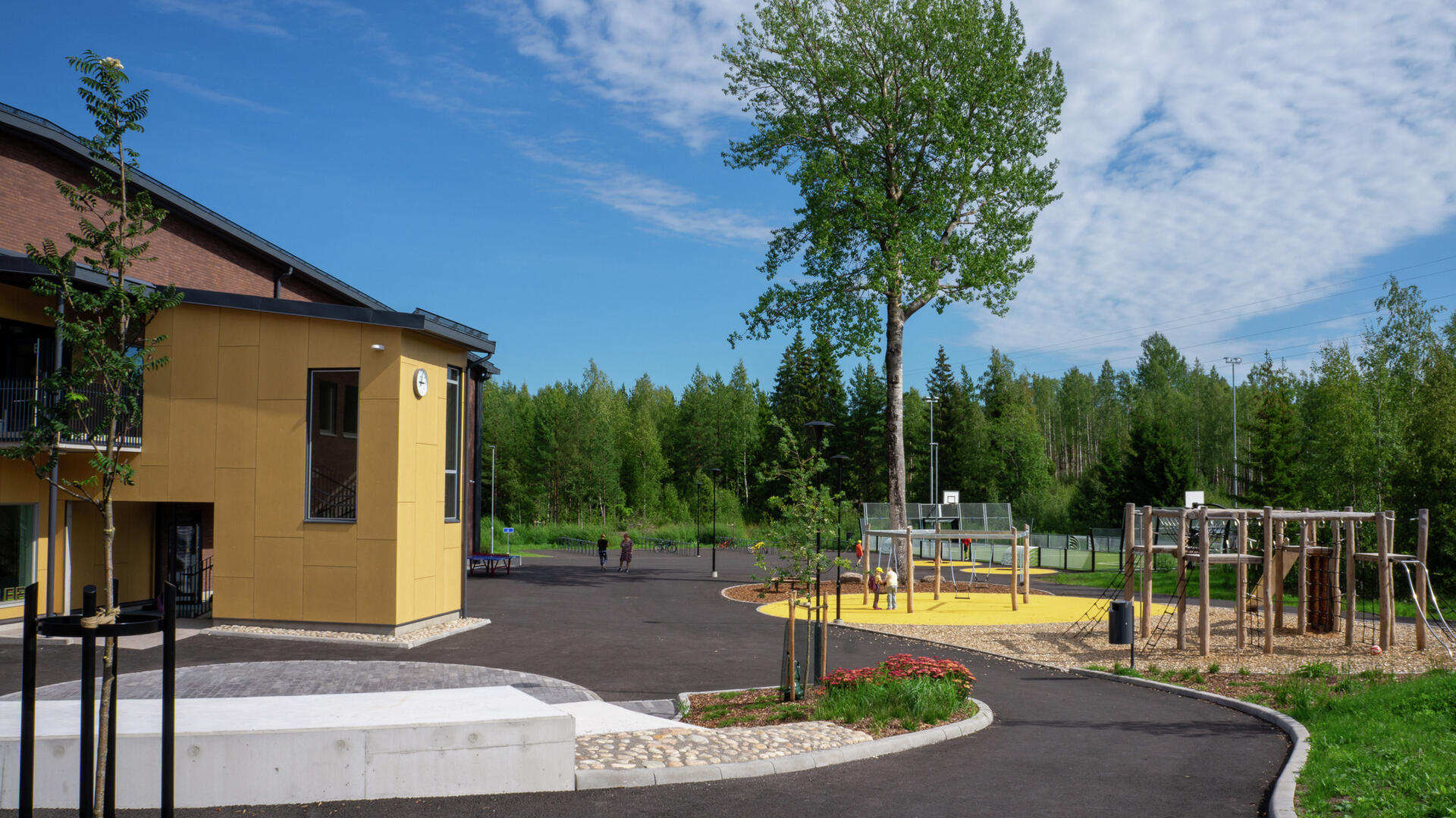 Luonnonmaan perhetalon takapihalla on leikkipaikkoja.