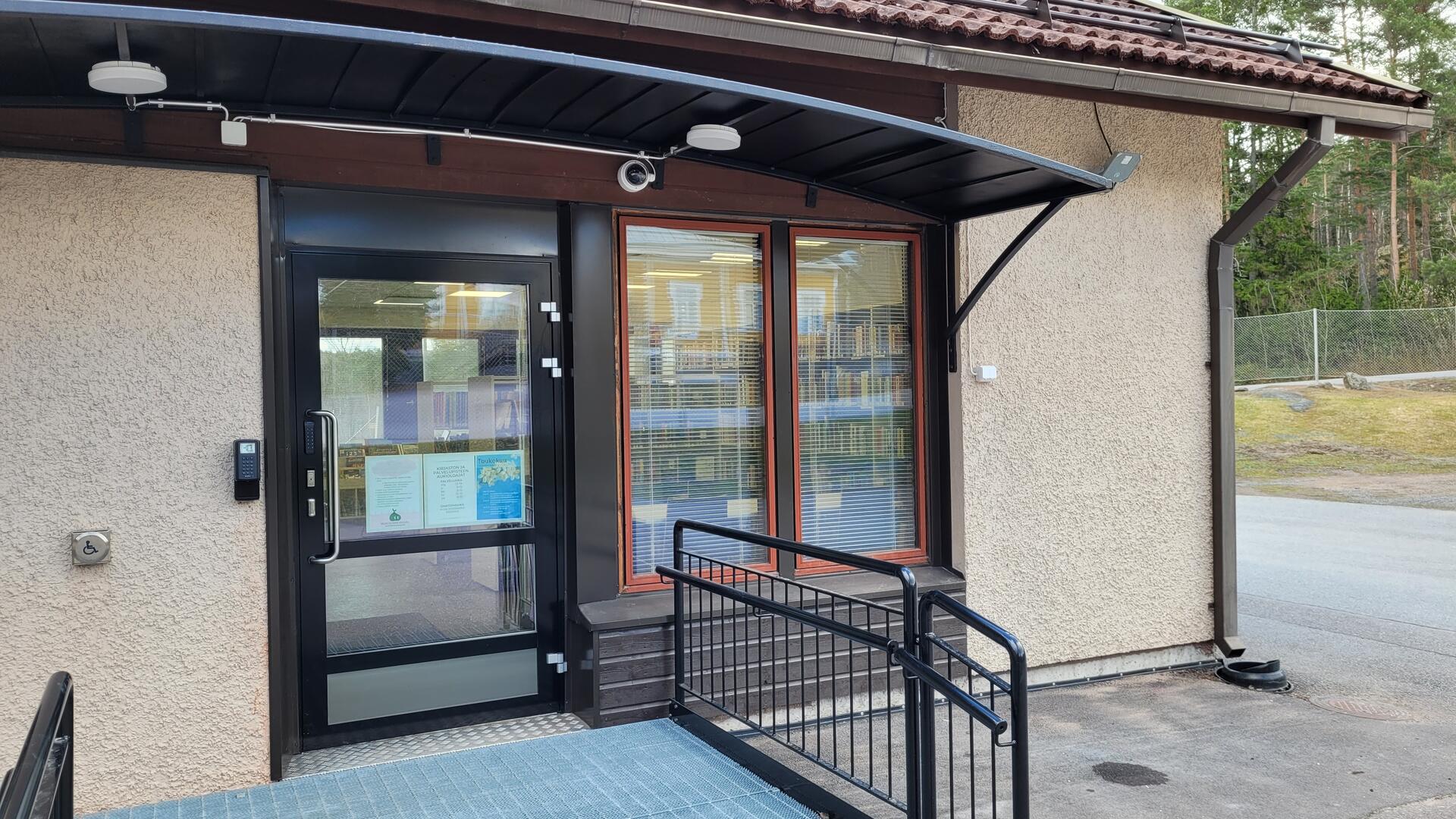 Merimaskun kirjaston sisäänkäynti