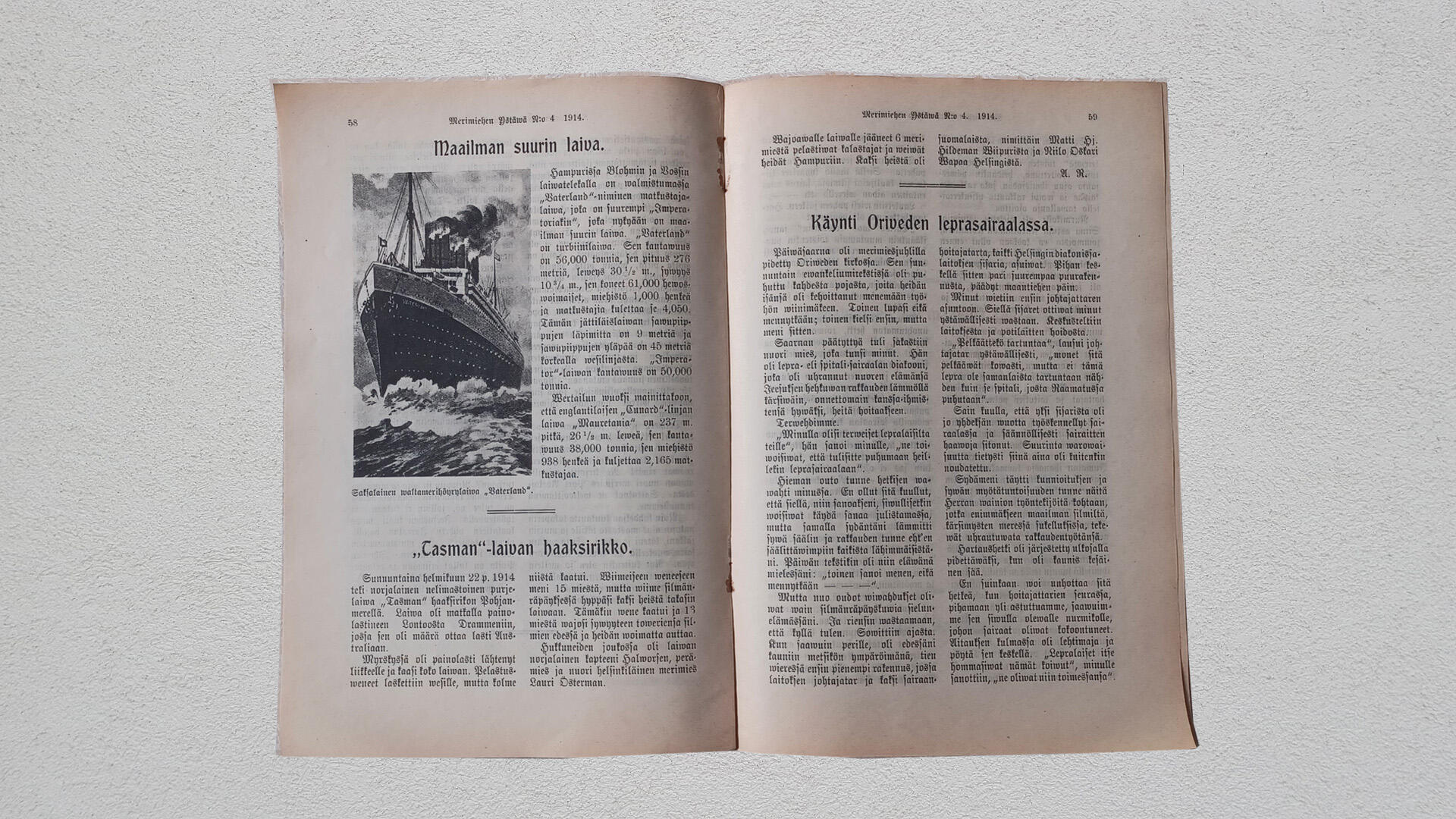 vaalealla taustalla avattuna vanha lehti