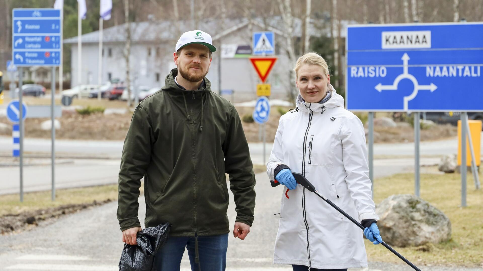 Eero Vainio ja Laura Leppänen vierekkäin roskapussin ja roskapihtien kanssa.
