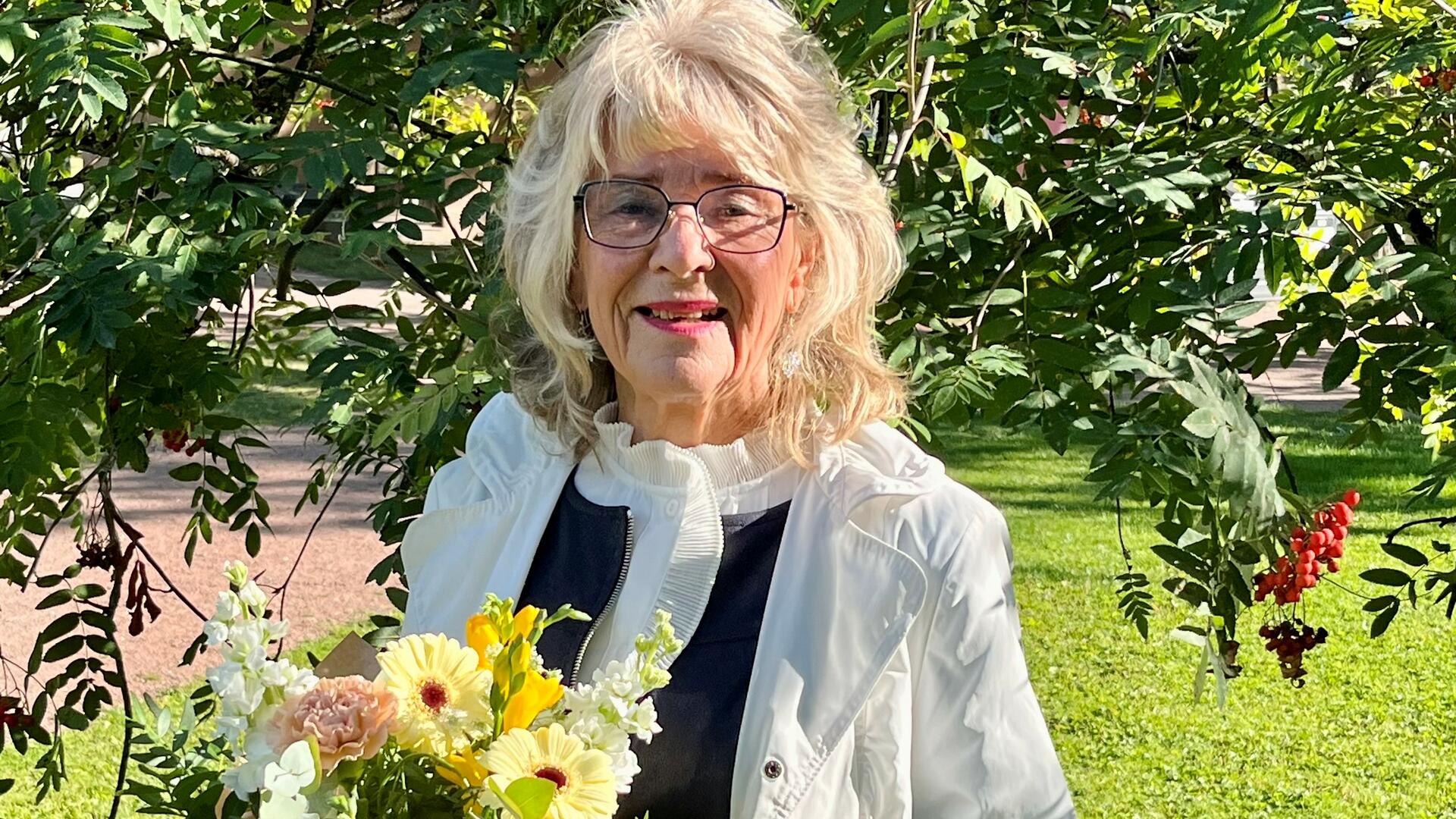 MIrja Kujala palkittiin Vallis Gratiae -mitalilla Naantali-päivän puistojuhlassa 23.8. Kuva: Heidi Aaltonen.