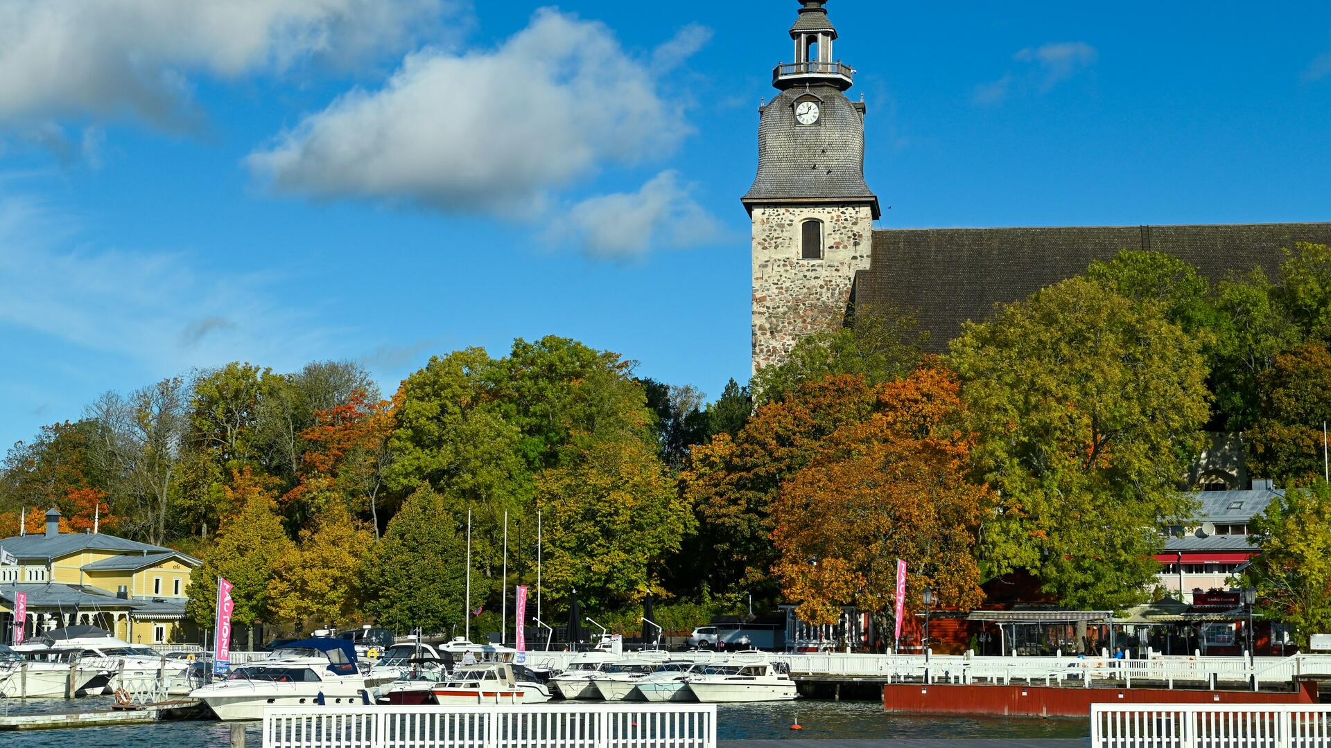 Naantalin kirkko ja vierasvenesatama syysväreissä.