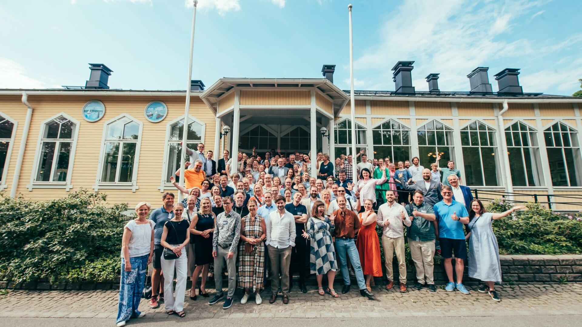 Naantali24h-tapahtuman vieraat ryhmittyneinä yhteiskuvaan Naantalin Kaivohuoneen eteen.