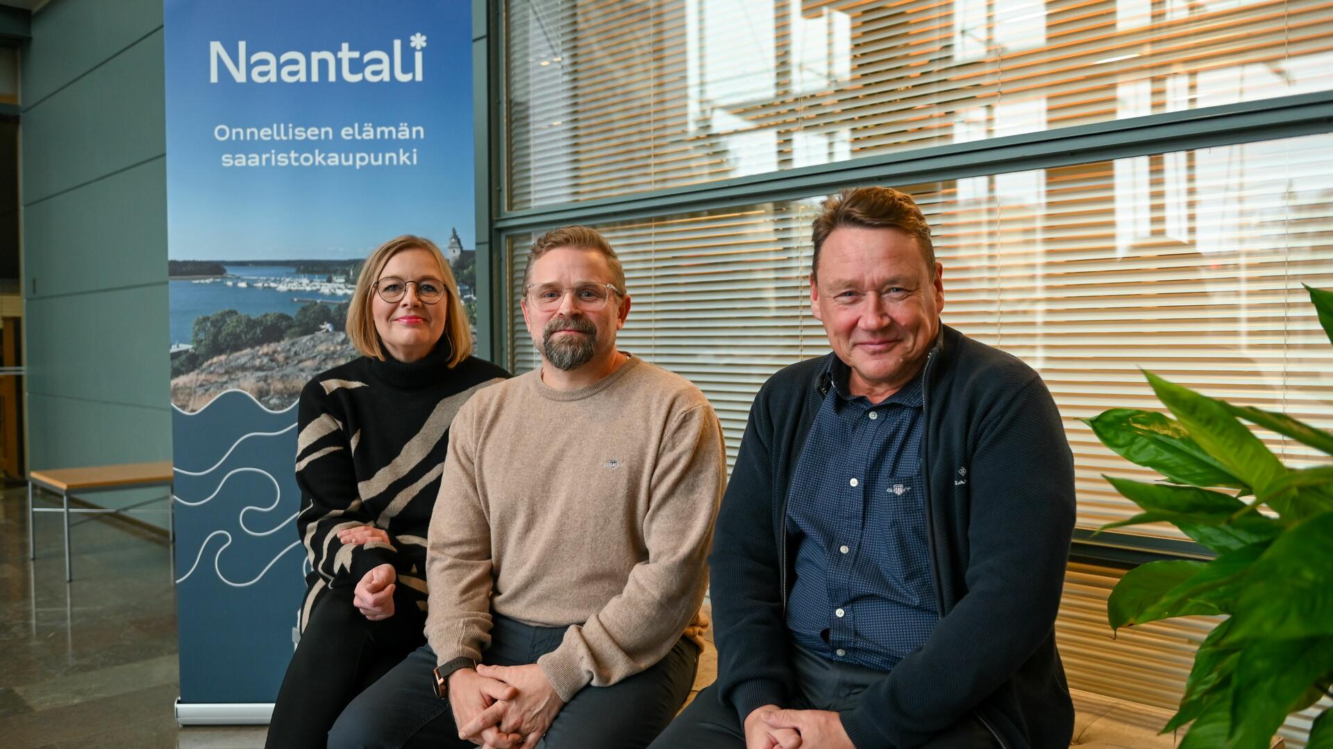 Kaupunginhallituksen puheenjohtajisto kuvassa, vas Tanila-Järvinen, Forsblom, Aho