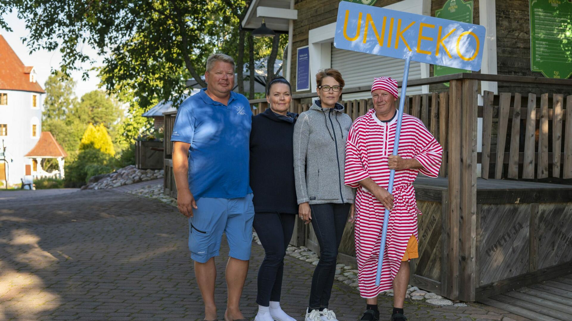 Miska ja Anna-Maija Pekkola sekä Satu Silvo ja Unikeon raidalliseen nuttuun sonnustautunut Petri Silvo.