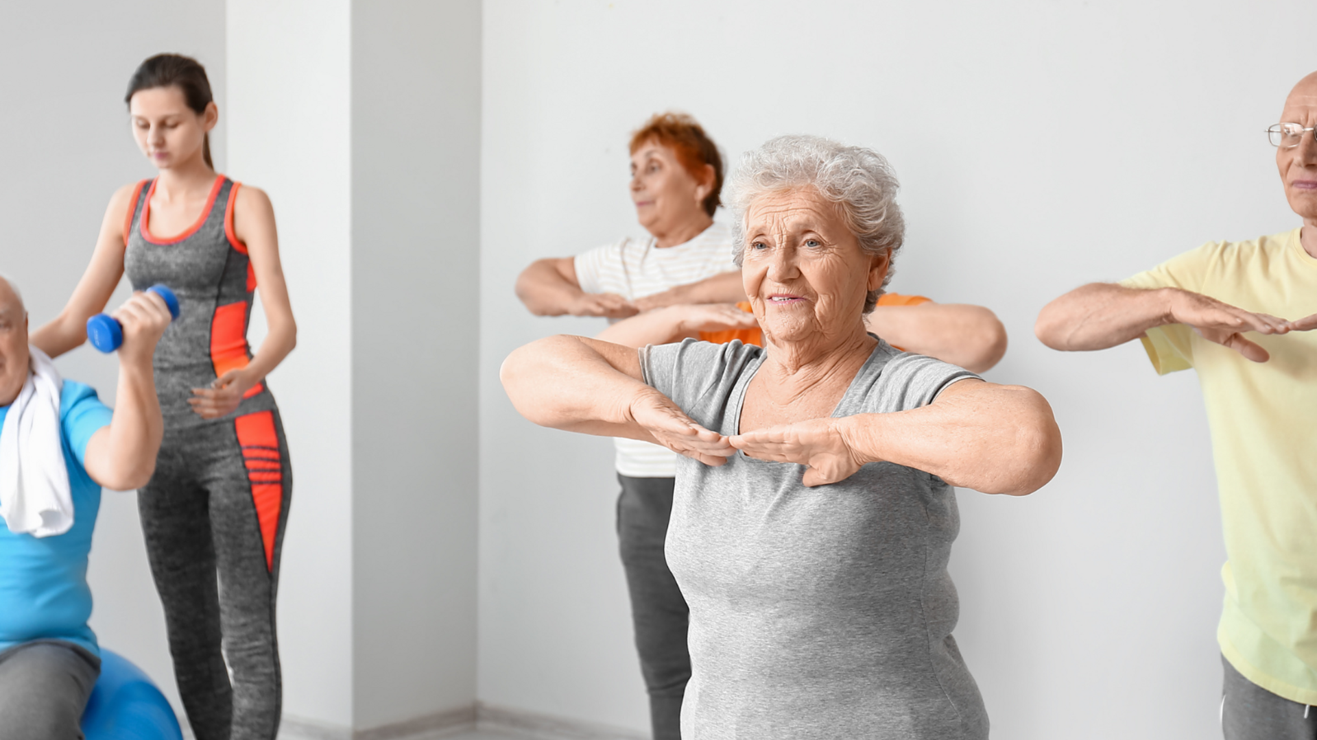 Ikäihmisiä jumppaamassa.