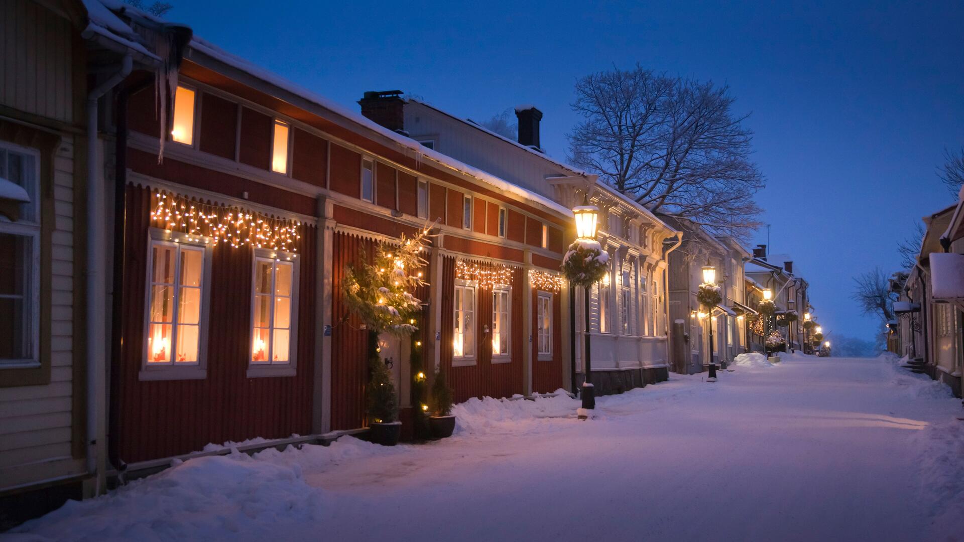 Talvinen kuja Naantalin Vanhassakaupungissa.
