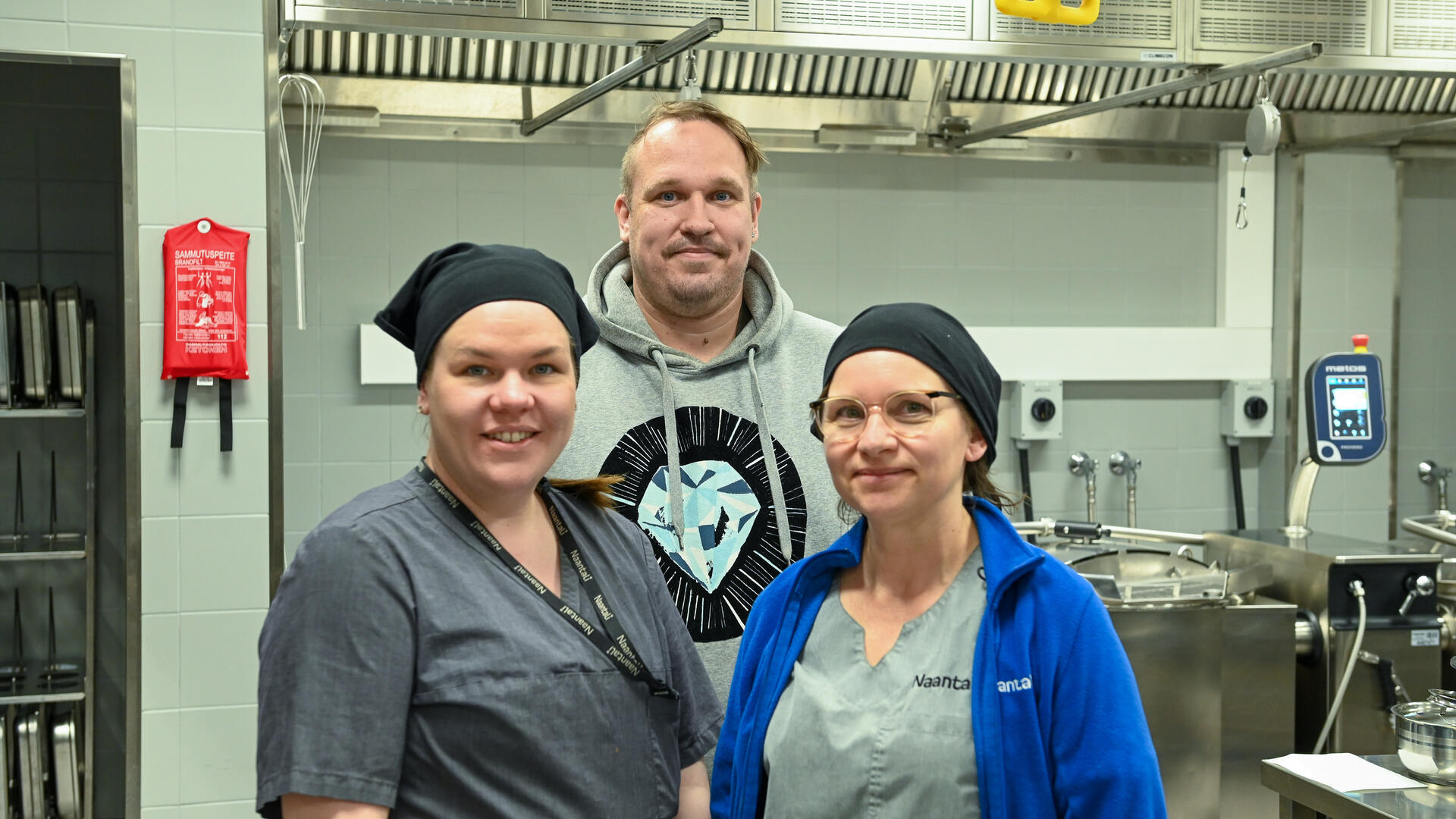 Jani Pyhäluoto ruokapalvelutyöntekijä Taija Virtanen ja ruokapalveluesimies Virpi Jyväkorpi. 