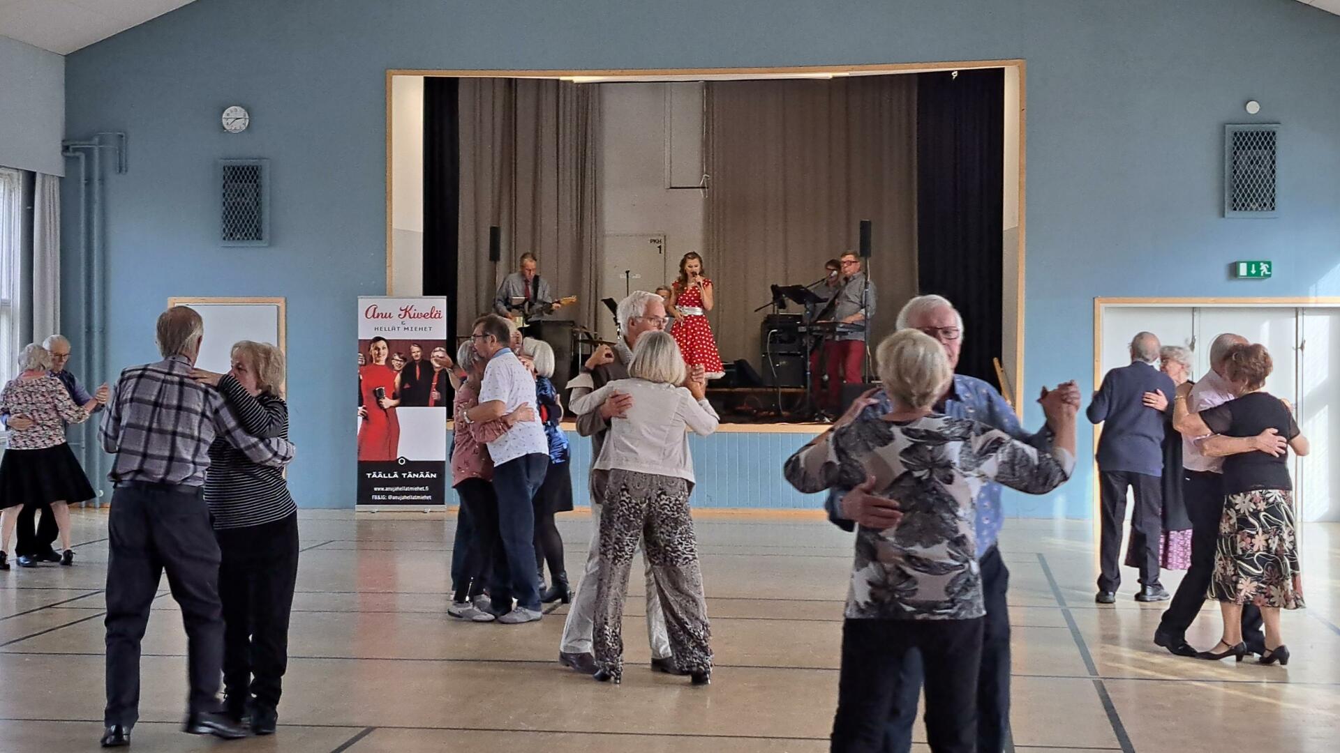 Tanssijoita päivätansseissa Urheilutalolla