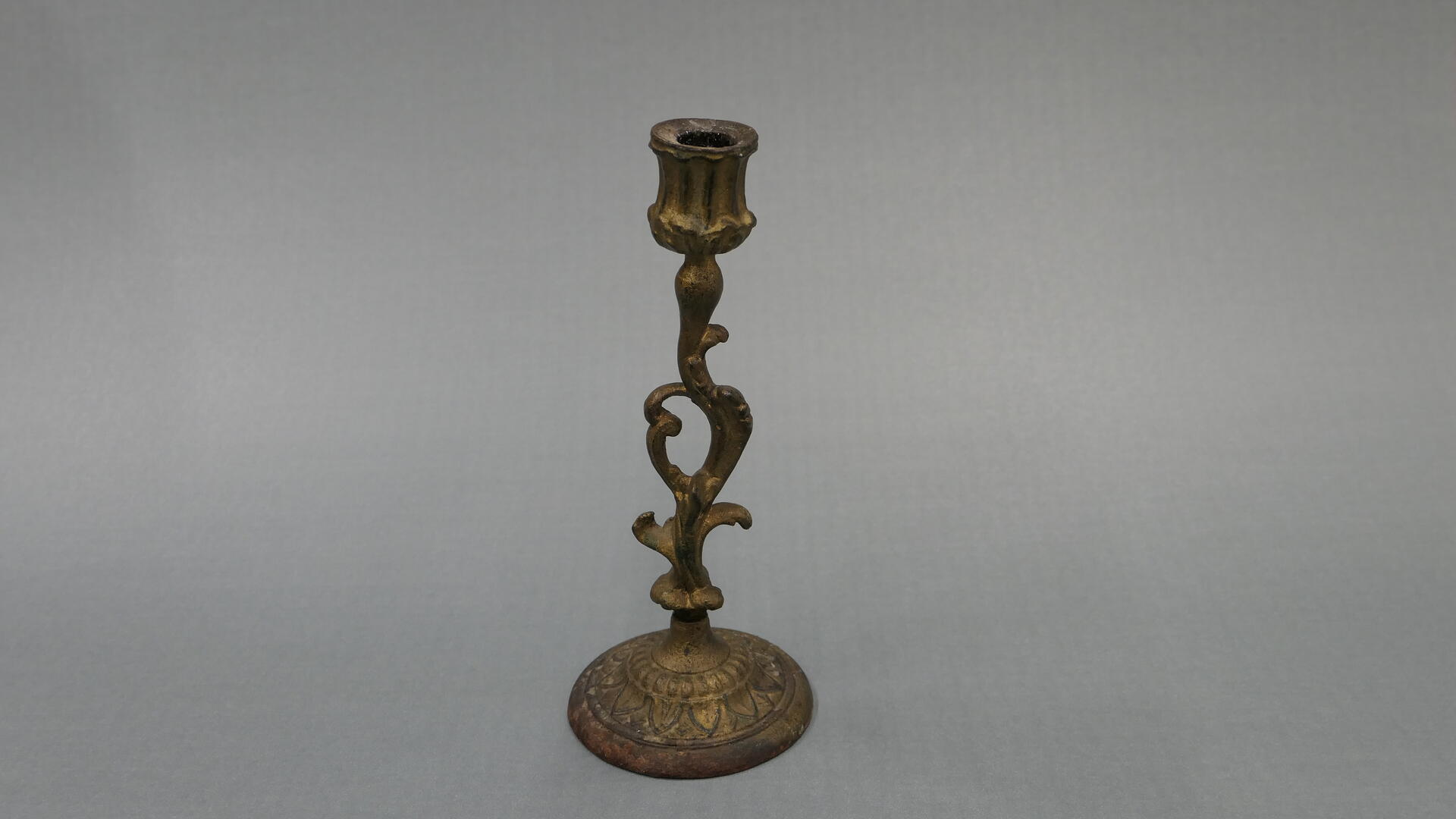 metallinen, koristeellinen kynttilänjalka