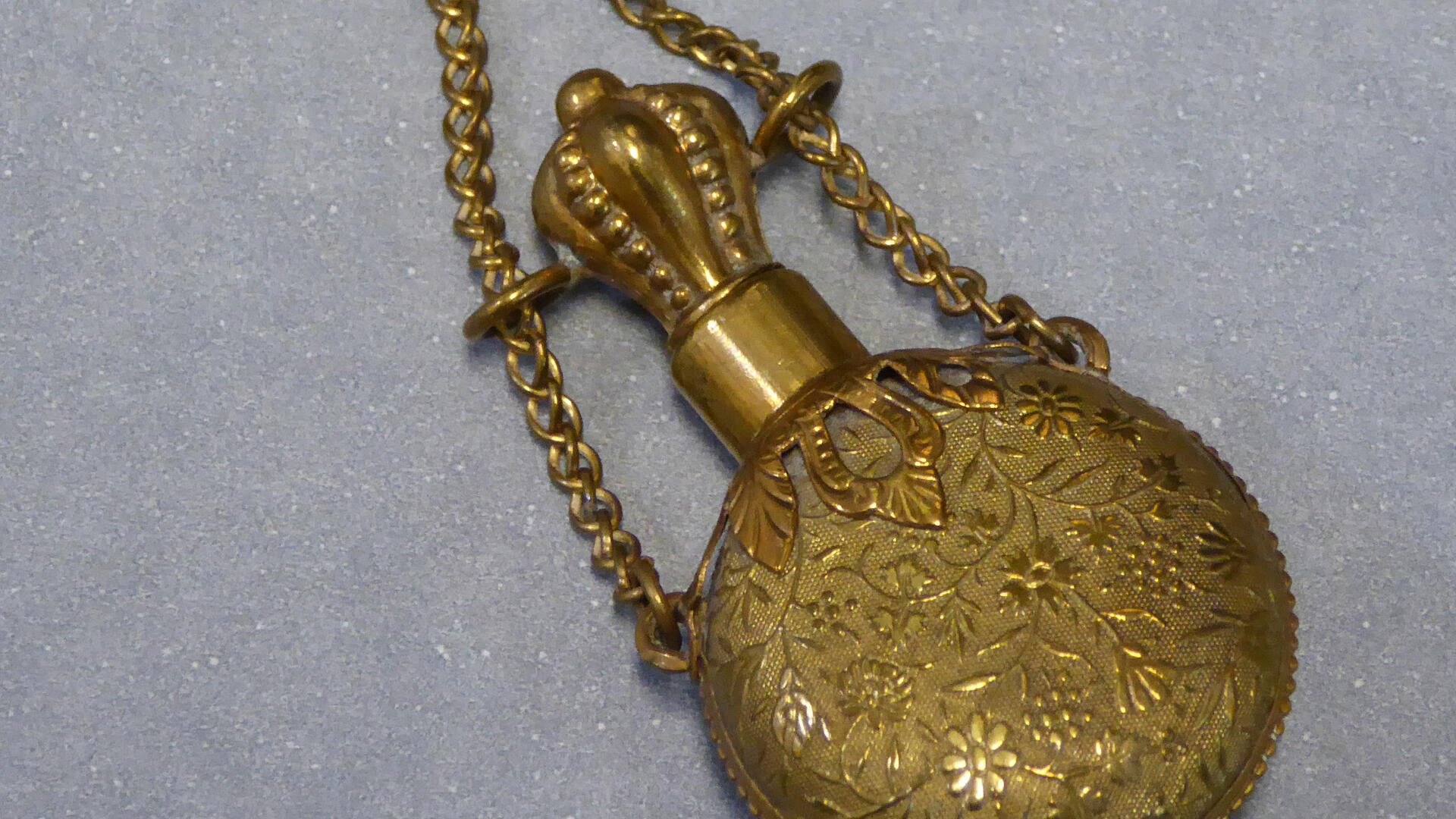 Pieni hajuvesipullo 1800-luvun puolivälistä