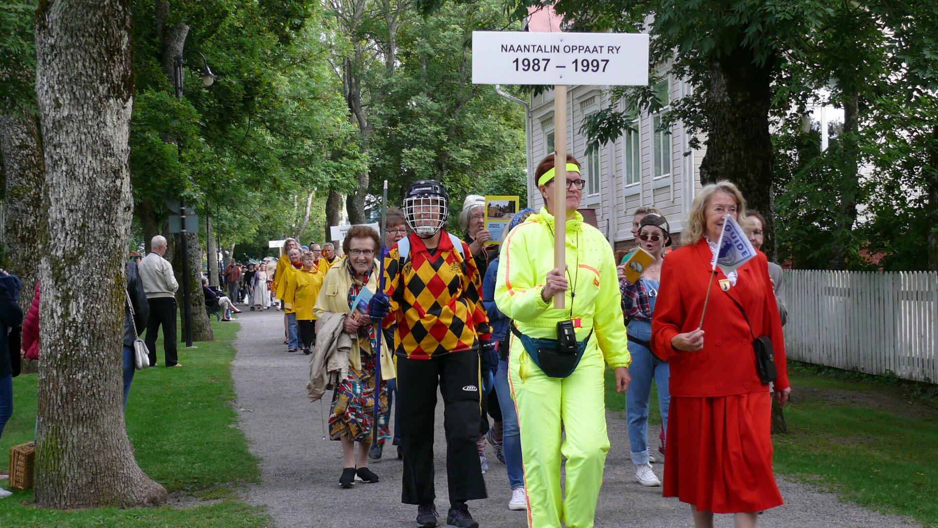 Yhdistysten jäseniä Naantali-päivän kulkueessa 2017.
