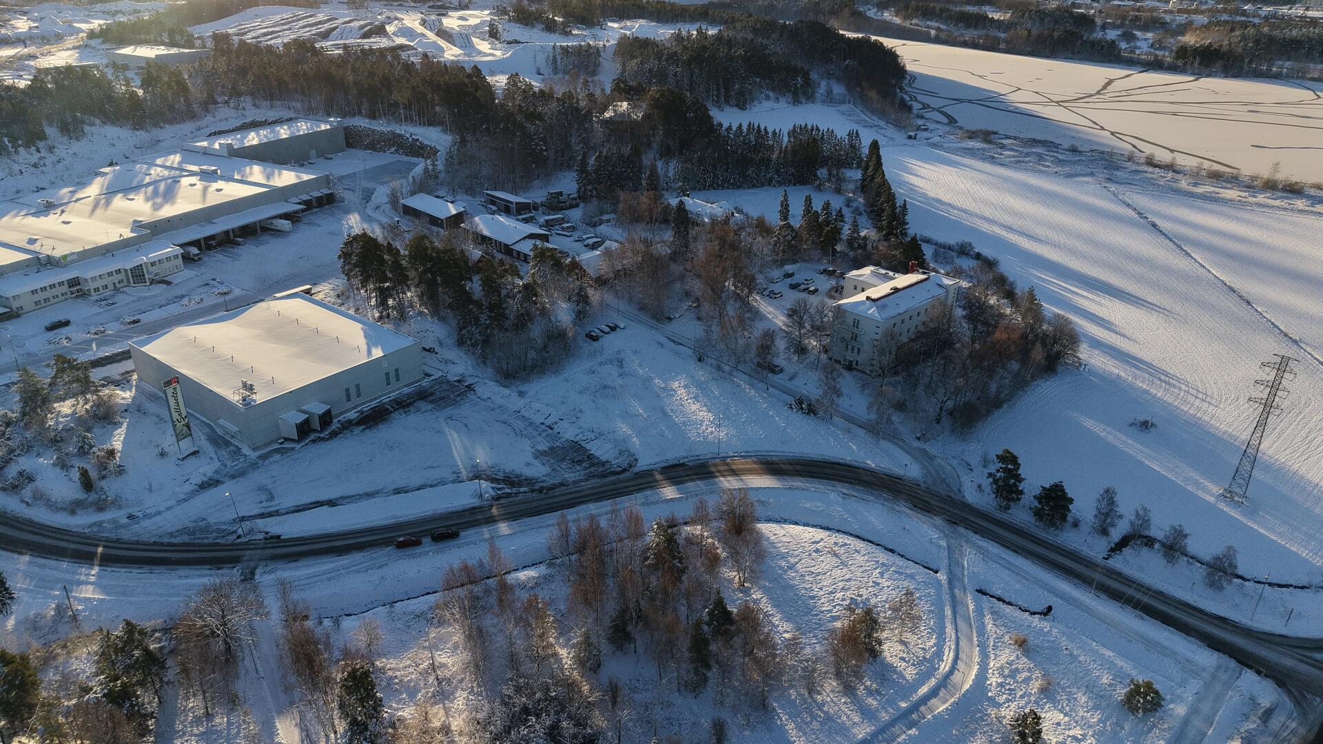 Ilmakuva Luolalan yritystontista.