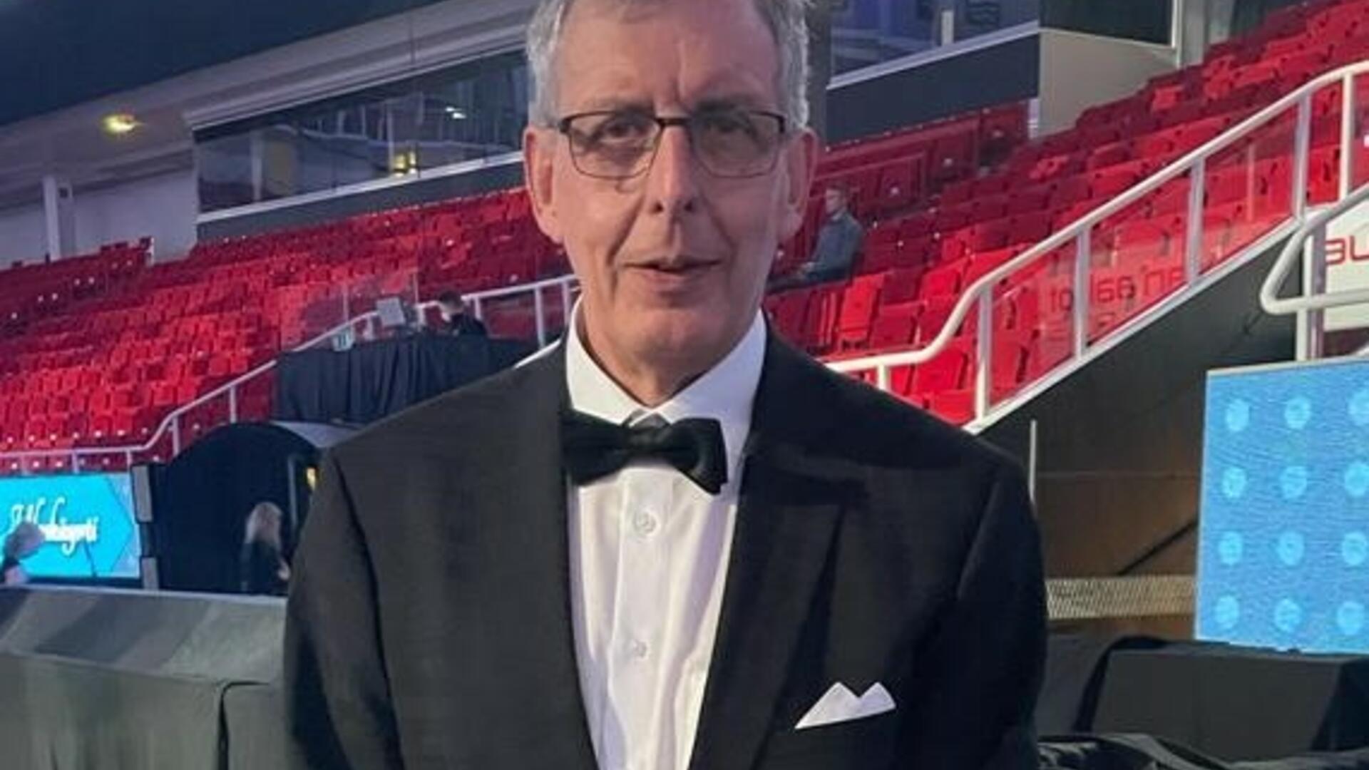 Kuvassa vuoden seuratyöntekijä Pentti Järvinen urheilugaalassa.