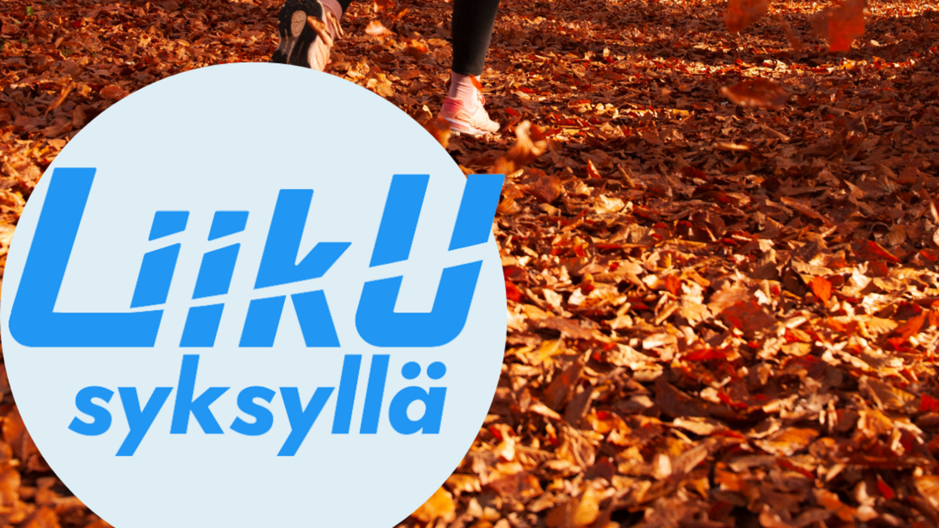 Lehtiä maassa, ihminen juoksee taustalla.