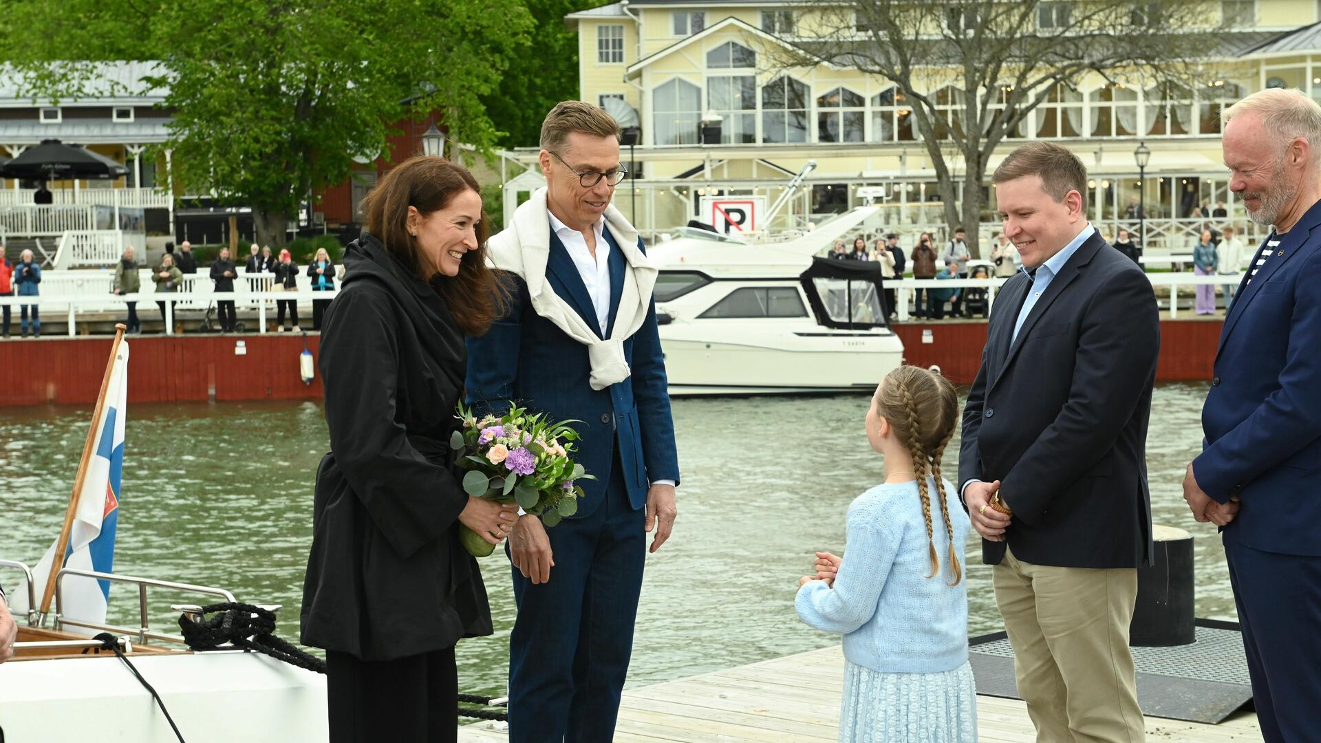 Tasavallan presidentti Alexander Stubb puolisonsa Suzanne Innes-Stubbin kanssa Naantalissa kesällä 2025.