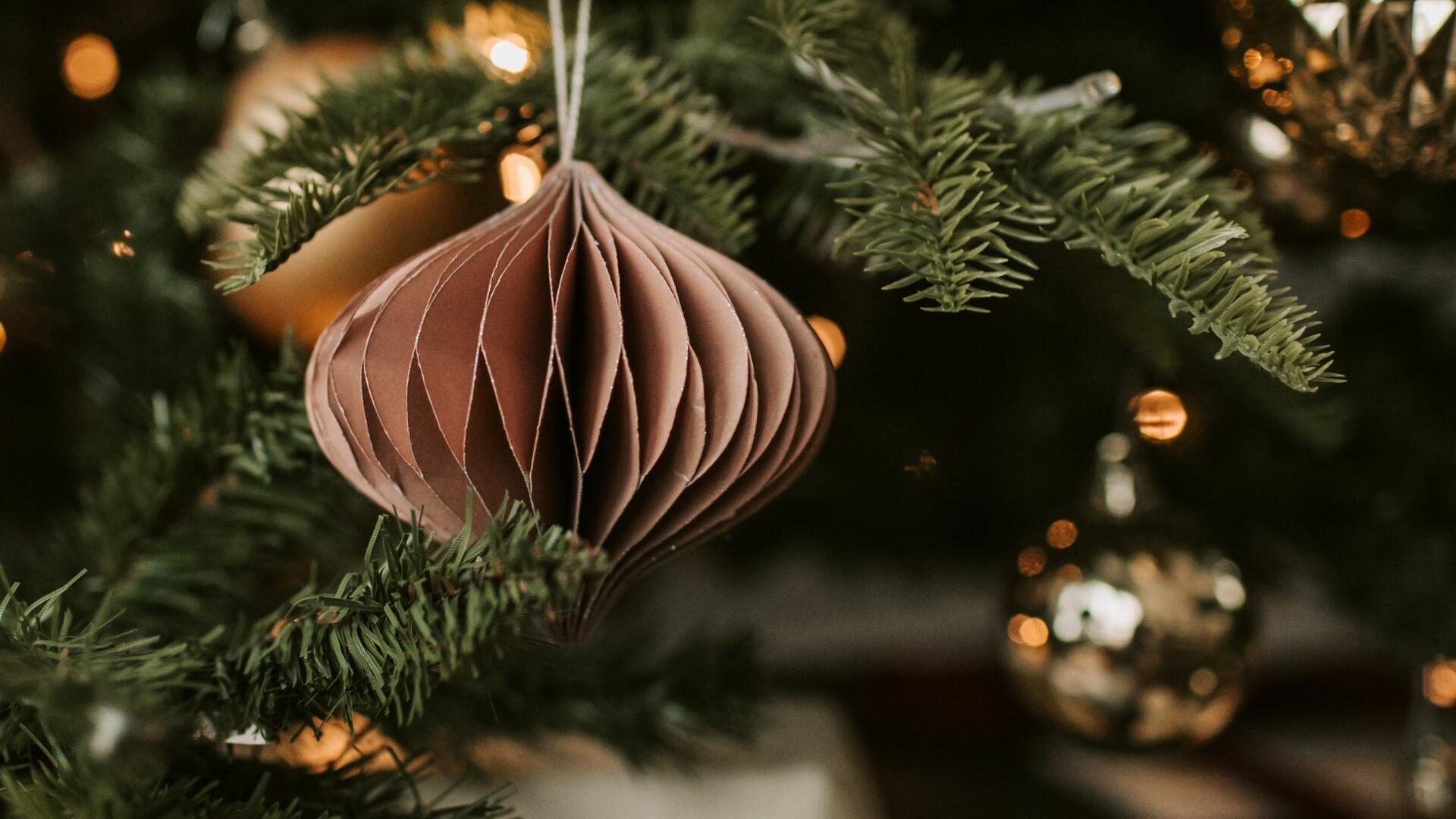 Joulukoristeita kuusessa