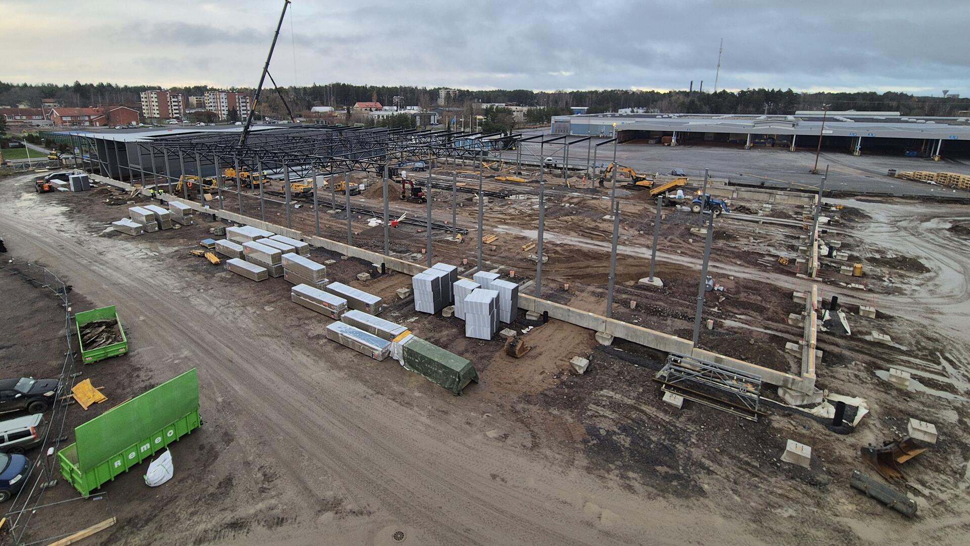 Prisman työmaalla ensimmäisiä perustuksia.