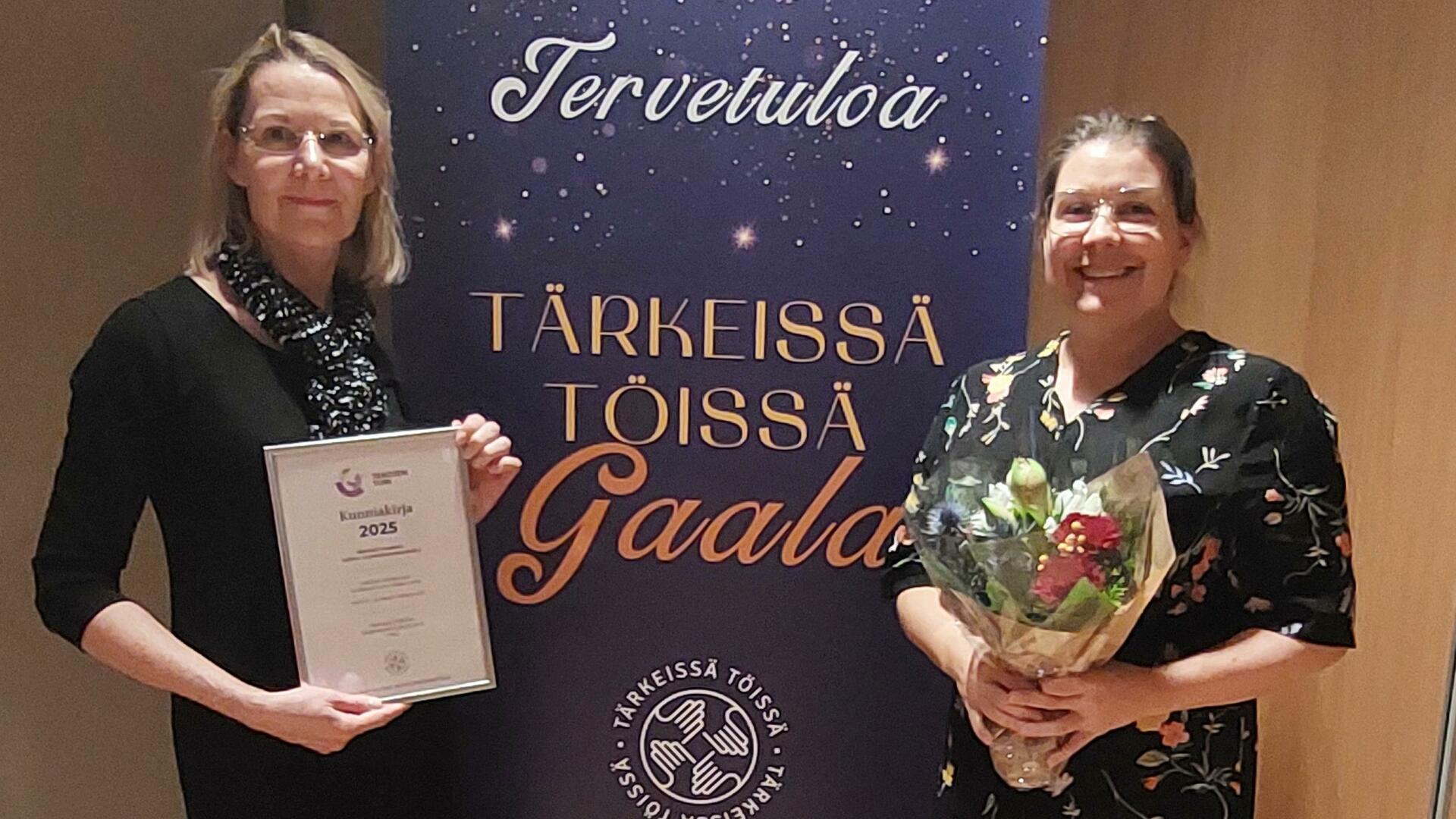 Tärkeissä töissä -gaalassa palkitut Riitta Luotio ja Enni Lamppu.