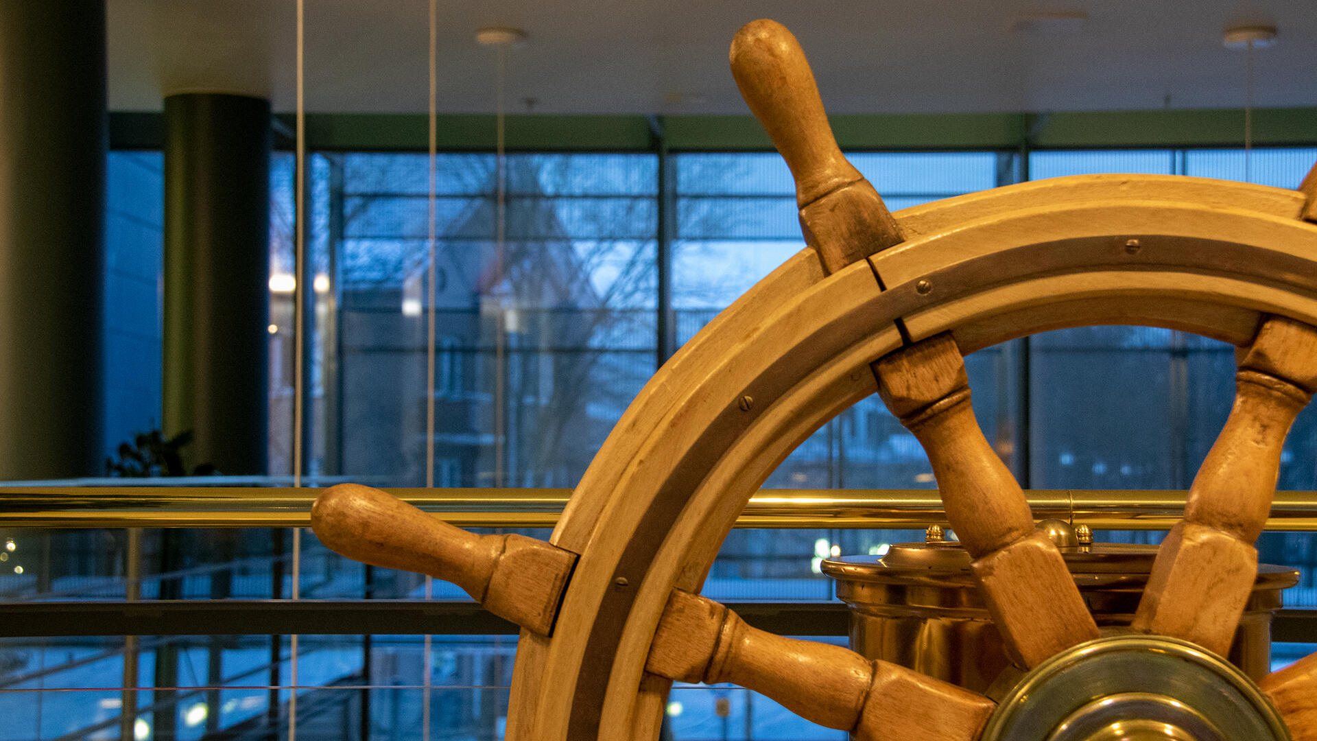 Ruori, taustalla näkyvät kaupungintalon ikkunat