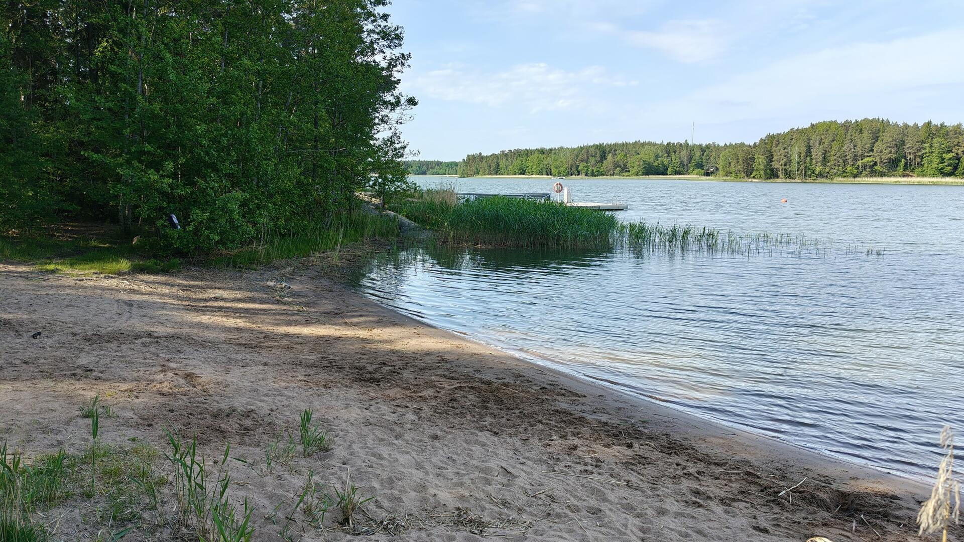 Sannaisten retkeilyranta ja laituri.