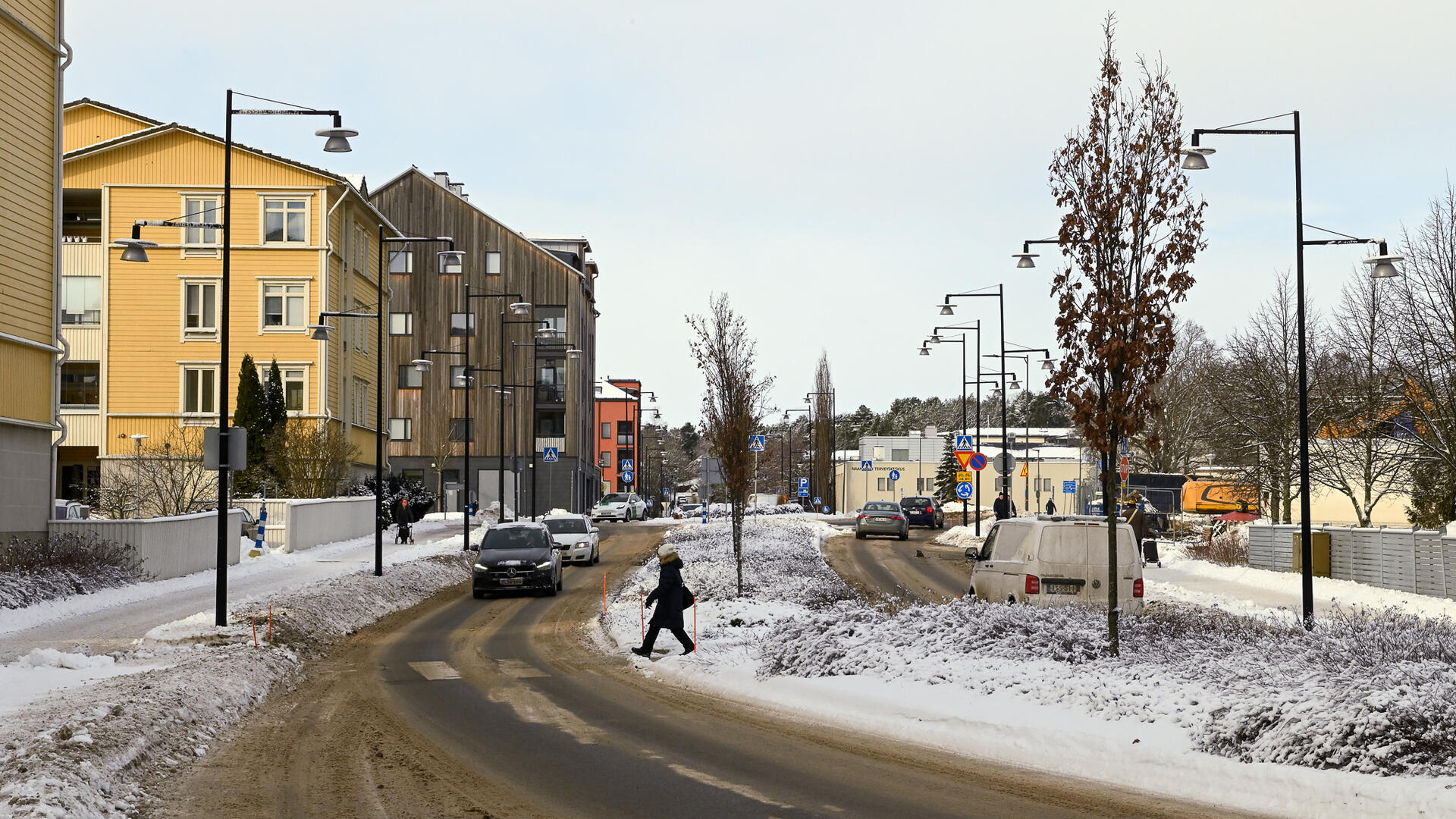 Katualuetta Naantalissa, autot odottavat, kun jalankulkija ylittää tien.